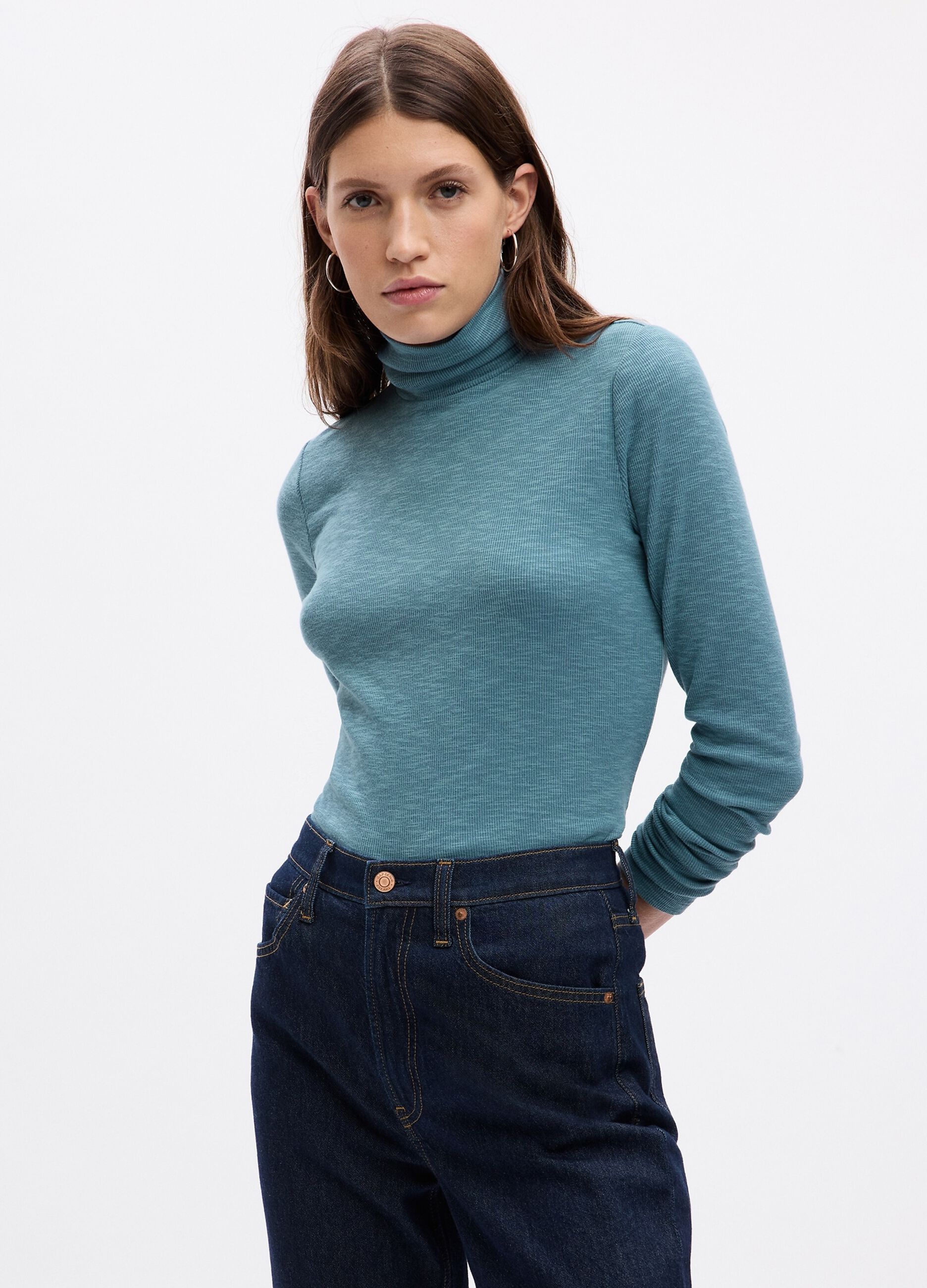 T-shirt a costine sottili con collo alto