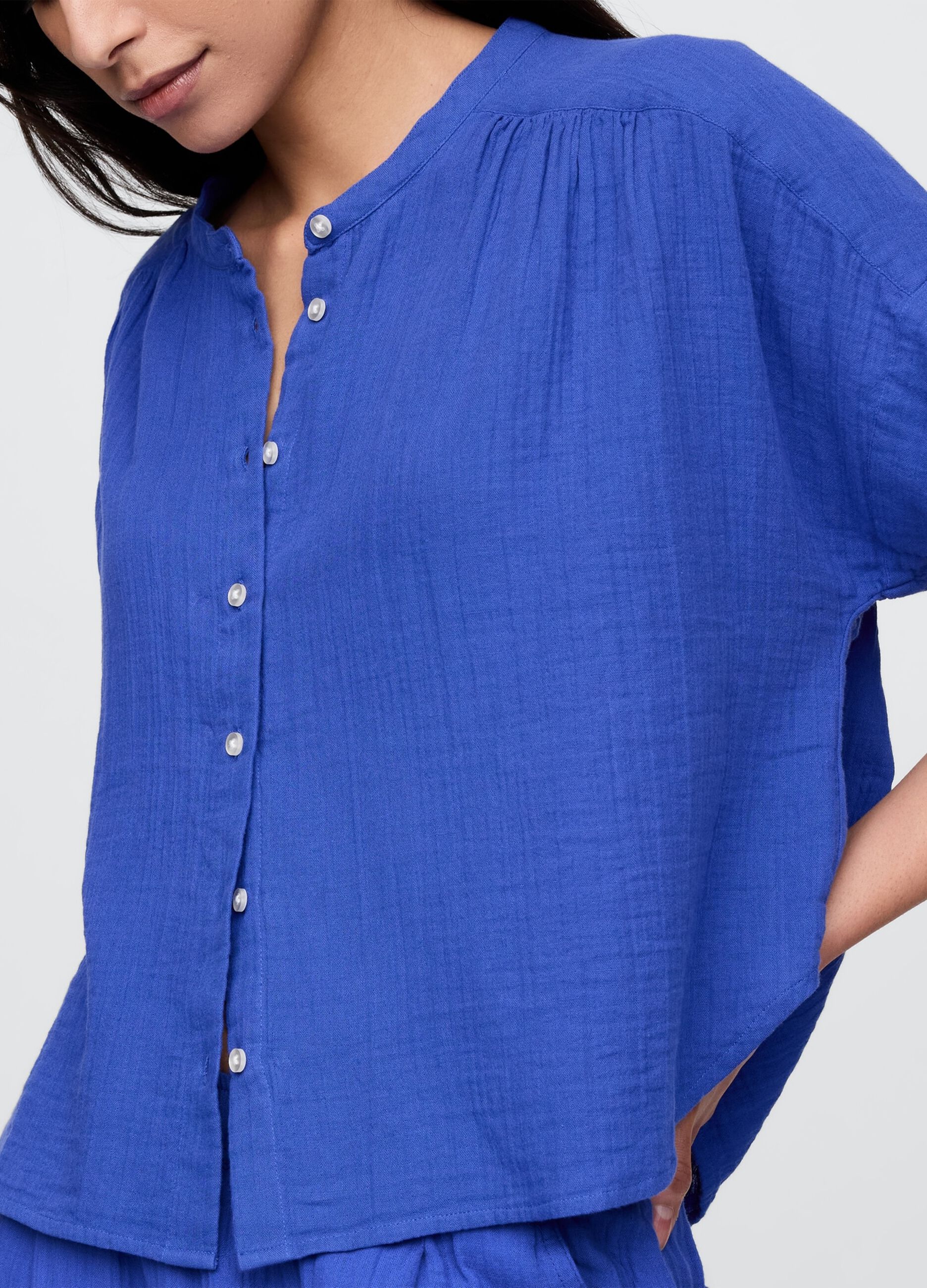Blusa blu in misto cotone e viscosa con maniche corte_3