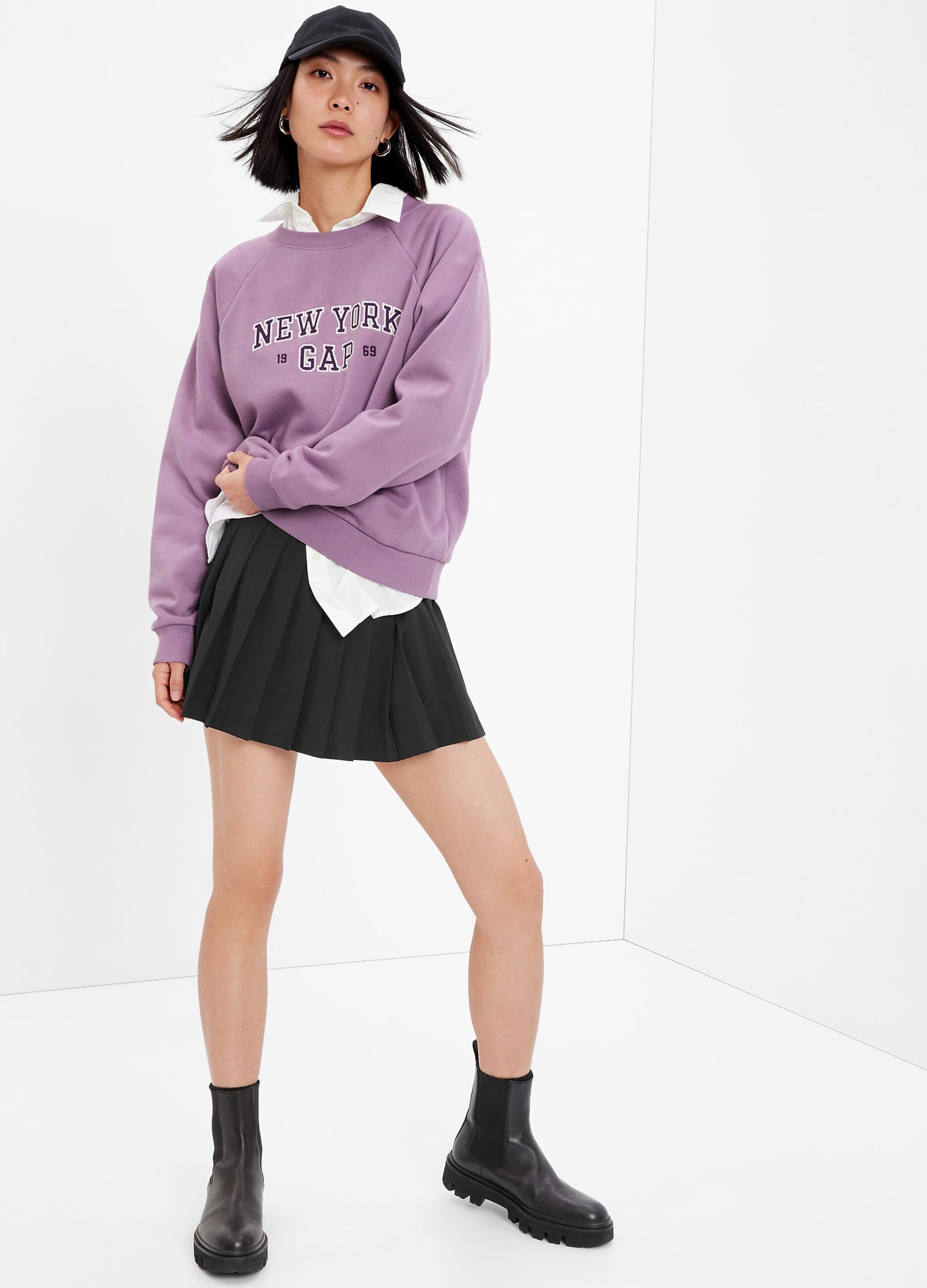 Sweatshirt with raglan sleeves and embroidery