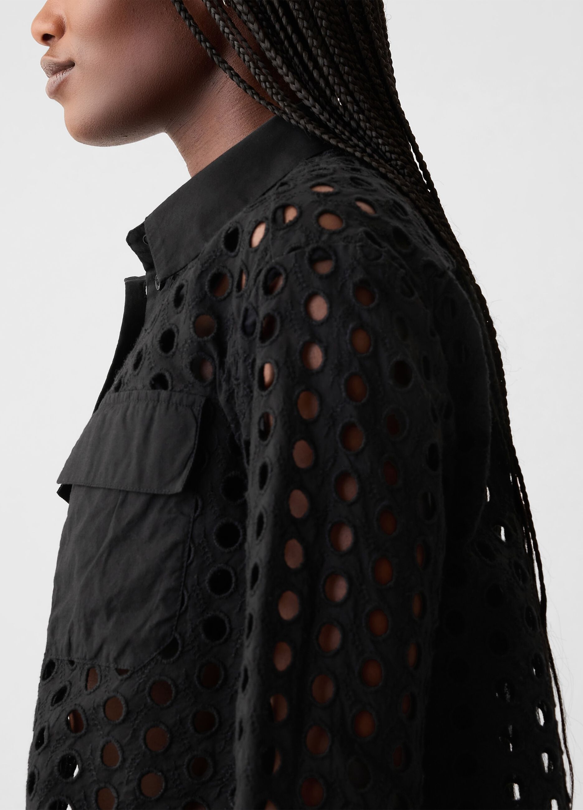 Camicia cropped con dettagli traforati_2
