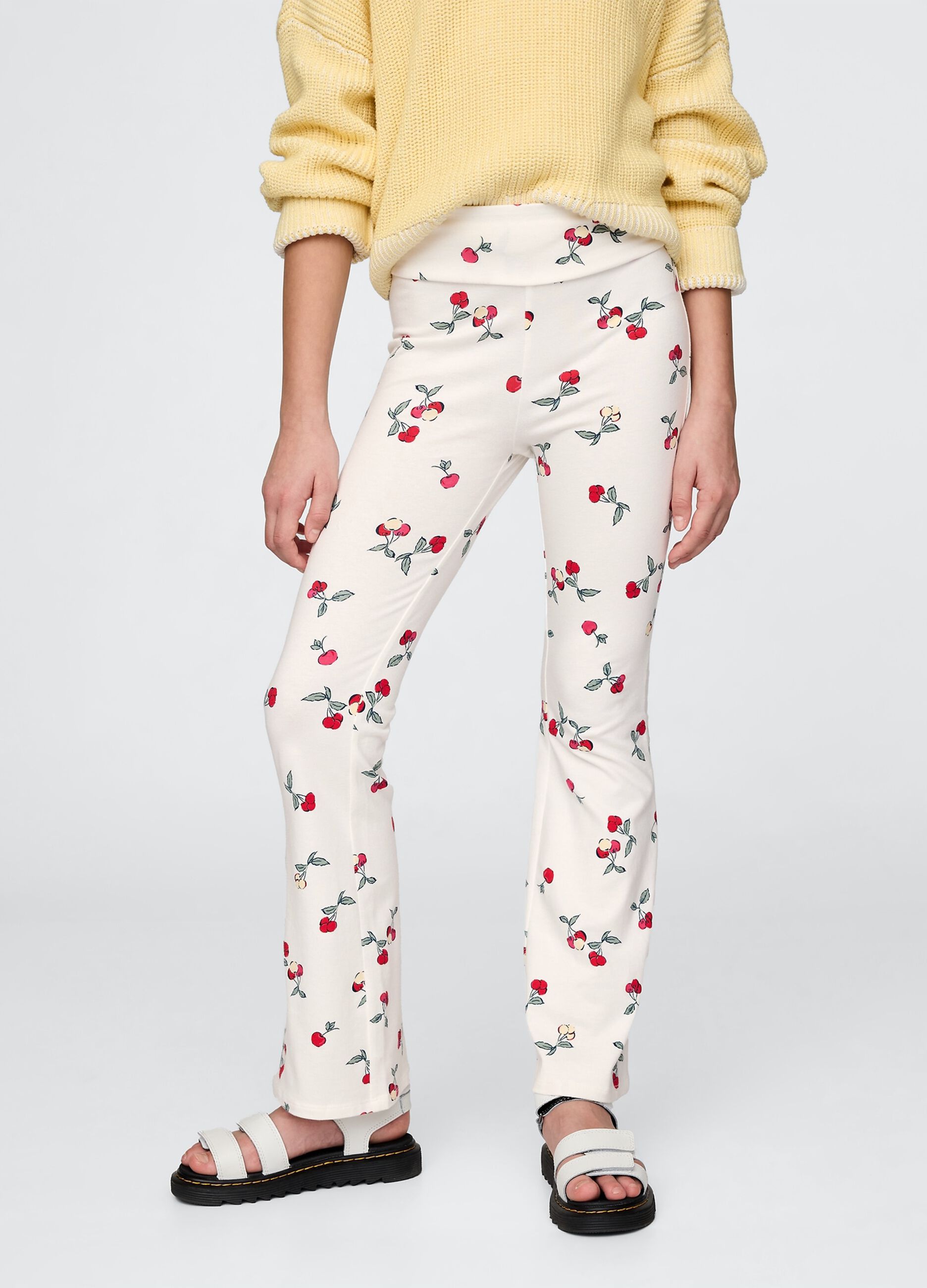 Pantaloni a zampa fantasia fiori su fondo bianco_1