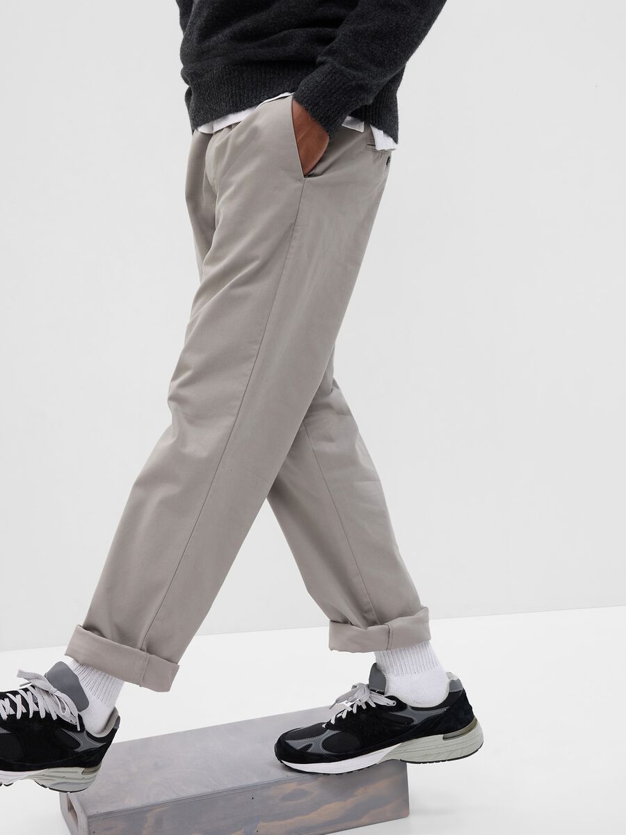 Pantaloni chino in cotone stretch Uomo_2