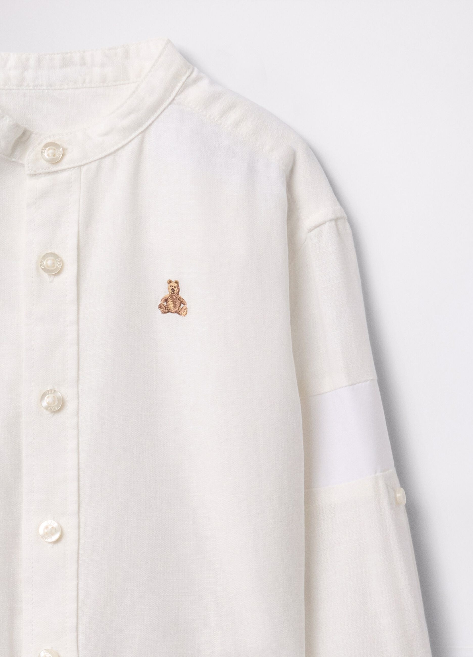 Camicia bianca in lino e cotone con ricamo orsetto_2