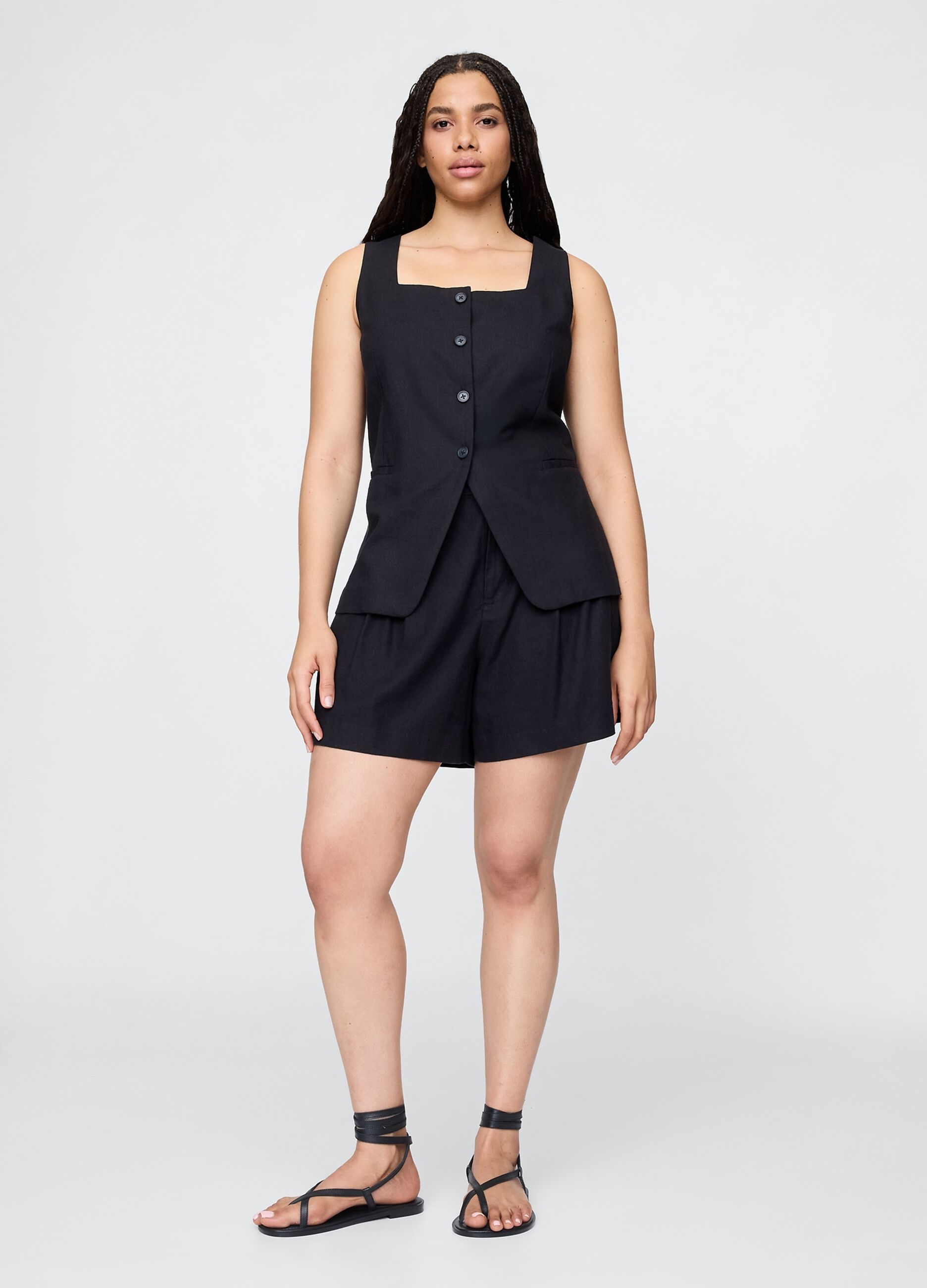 Completo nero estivo con gilet e shorts_4