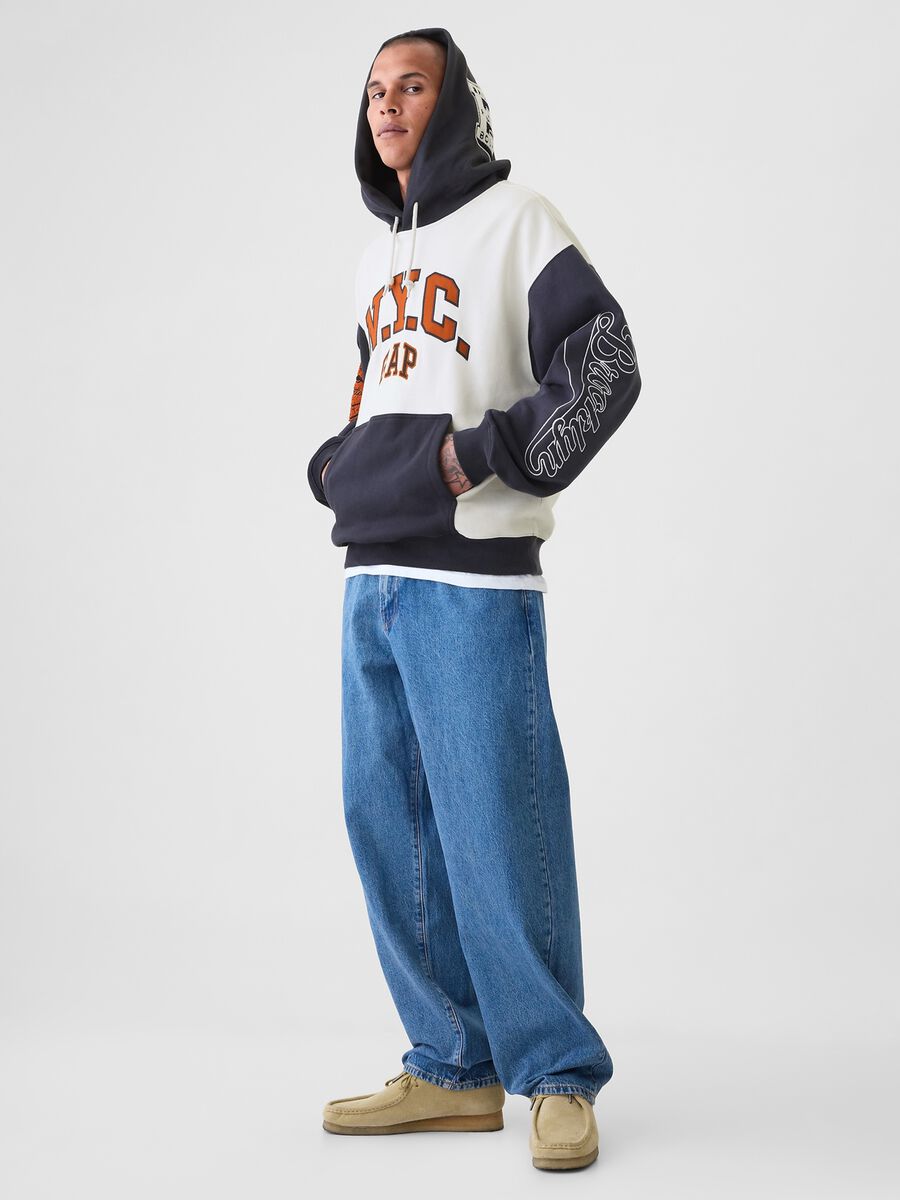 Colourblock sweatshirt with basketball motif and hood Man_1