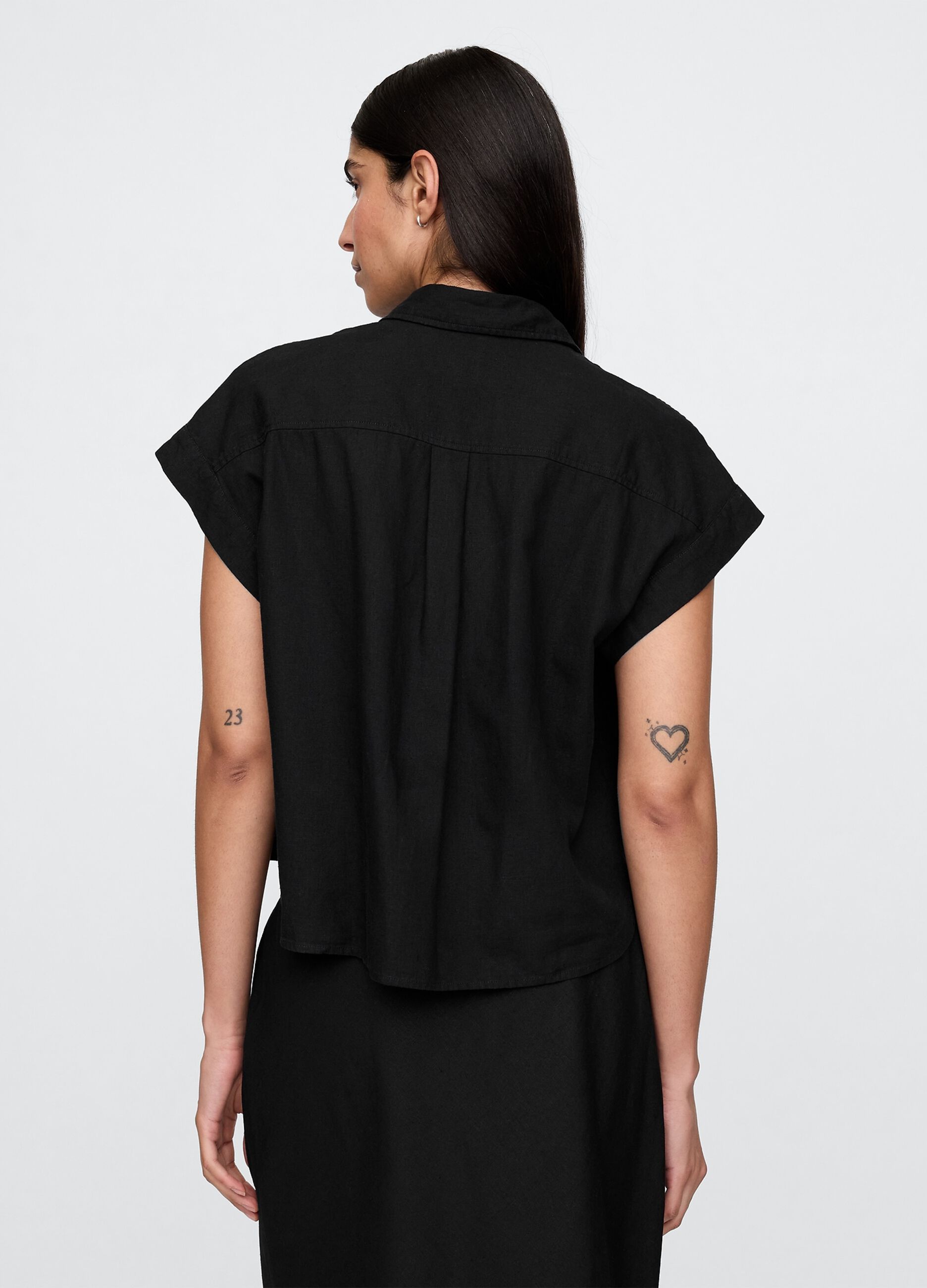 Camicia cropped nera Gap in lino e viscosa_2