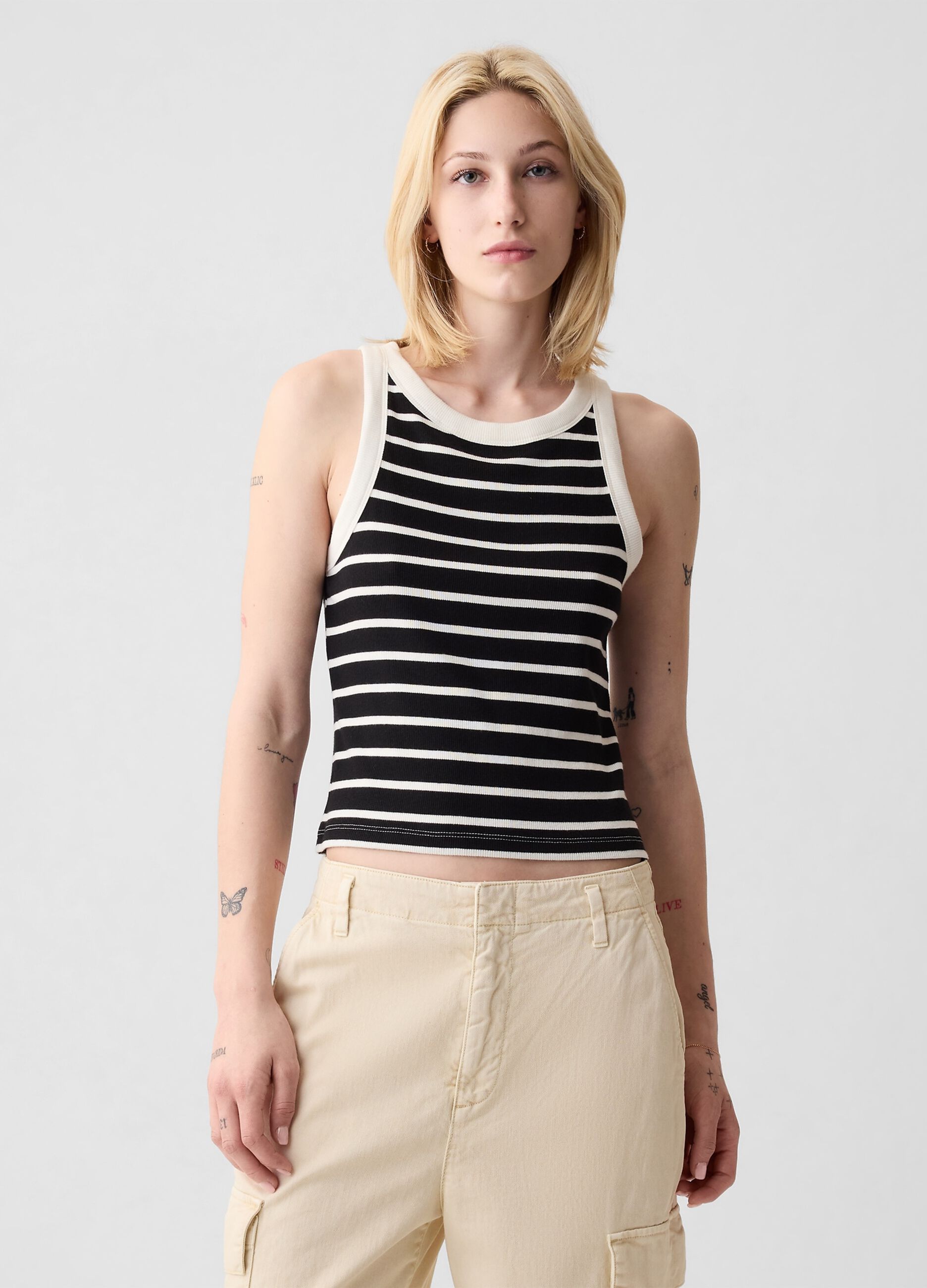 Tank top crop a costine con scollo halter