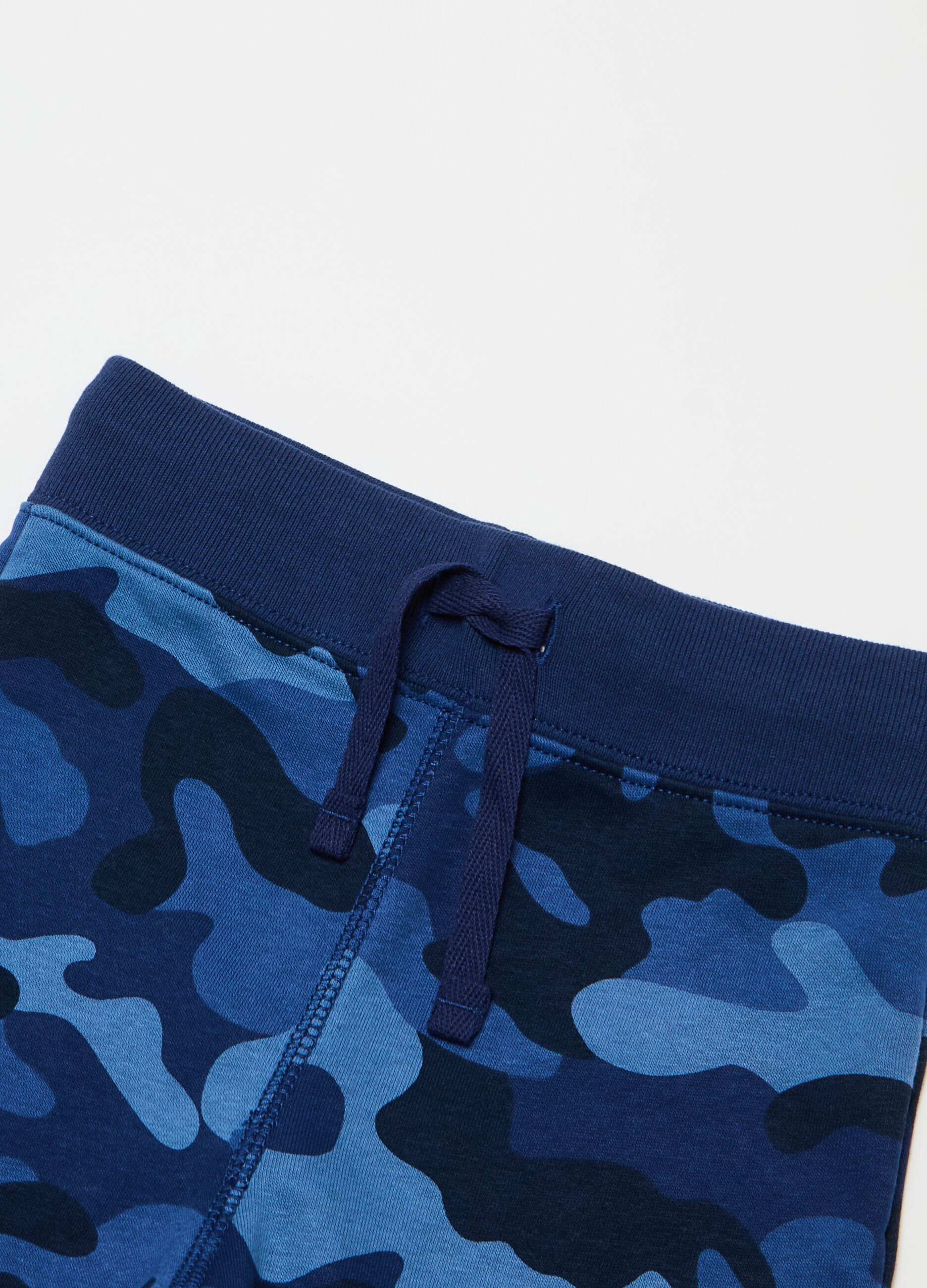 Camouflage fleece shorts with logo print_2