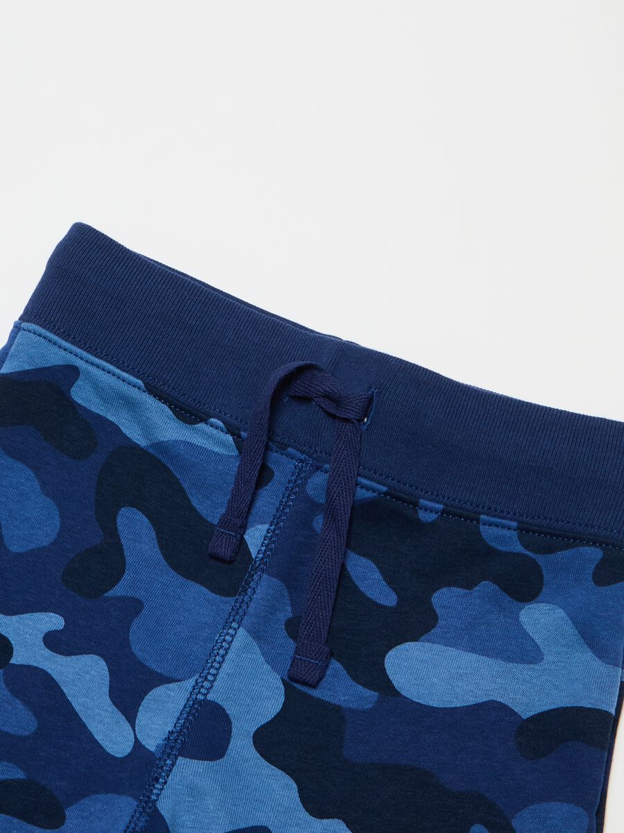 Camouflage fleece shorts with logo print Kid Unisex_2