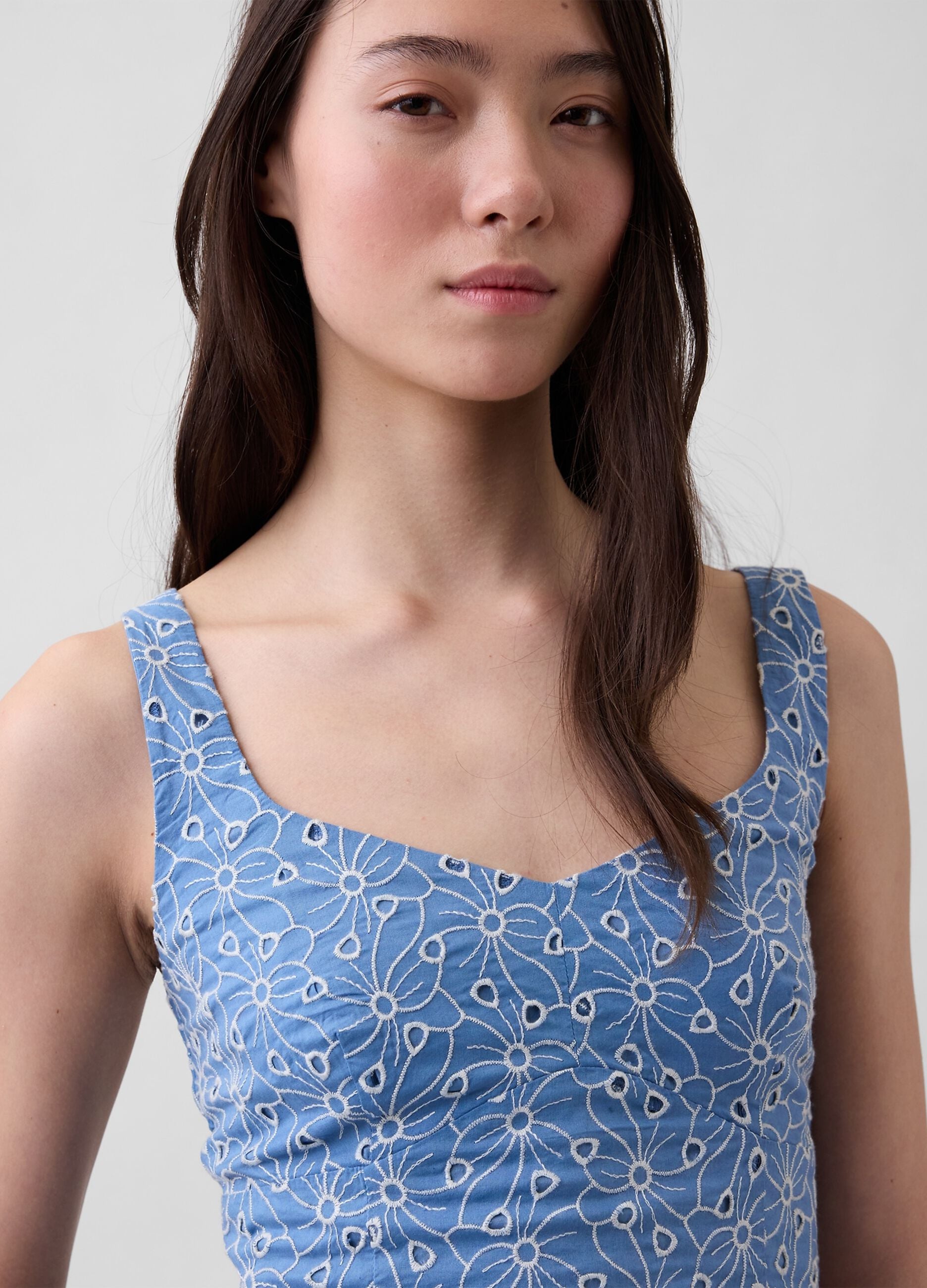 Top in puro cotone con ricamo floreale traforato