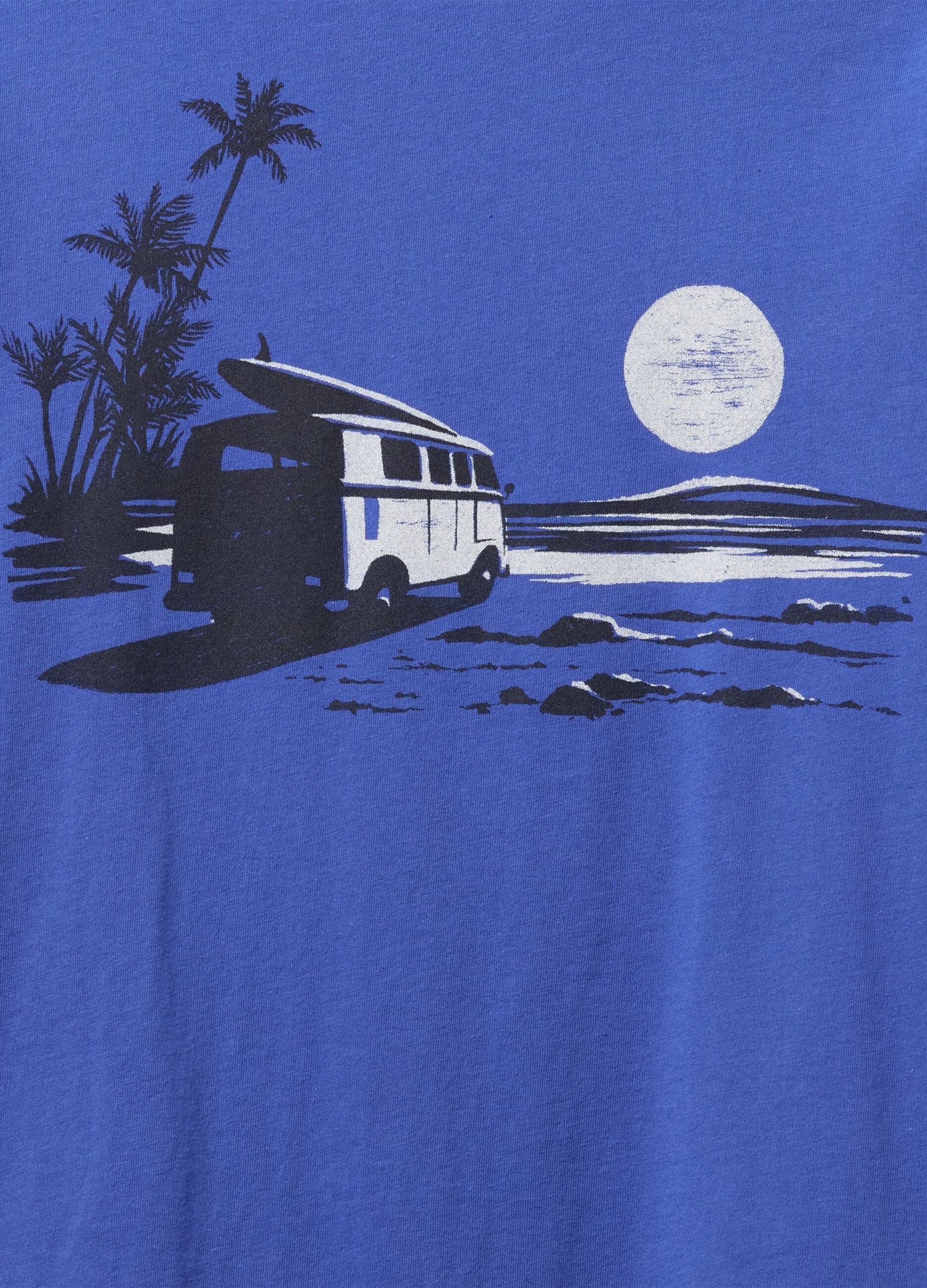 T-shirt blu con stampa di furgone e palma sotto la luna_1