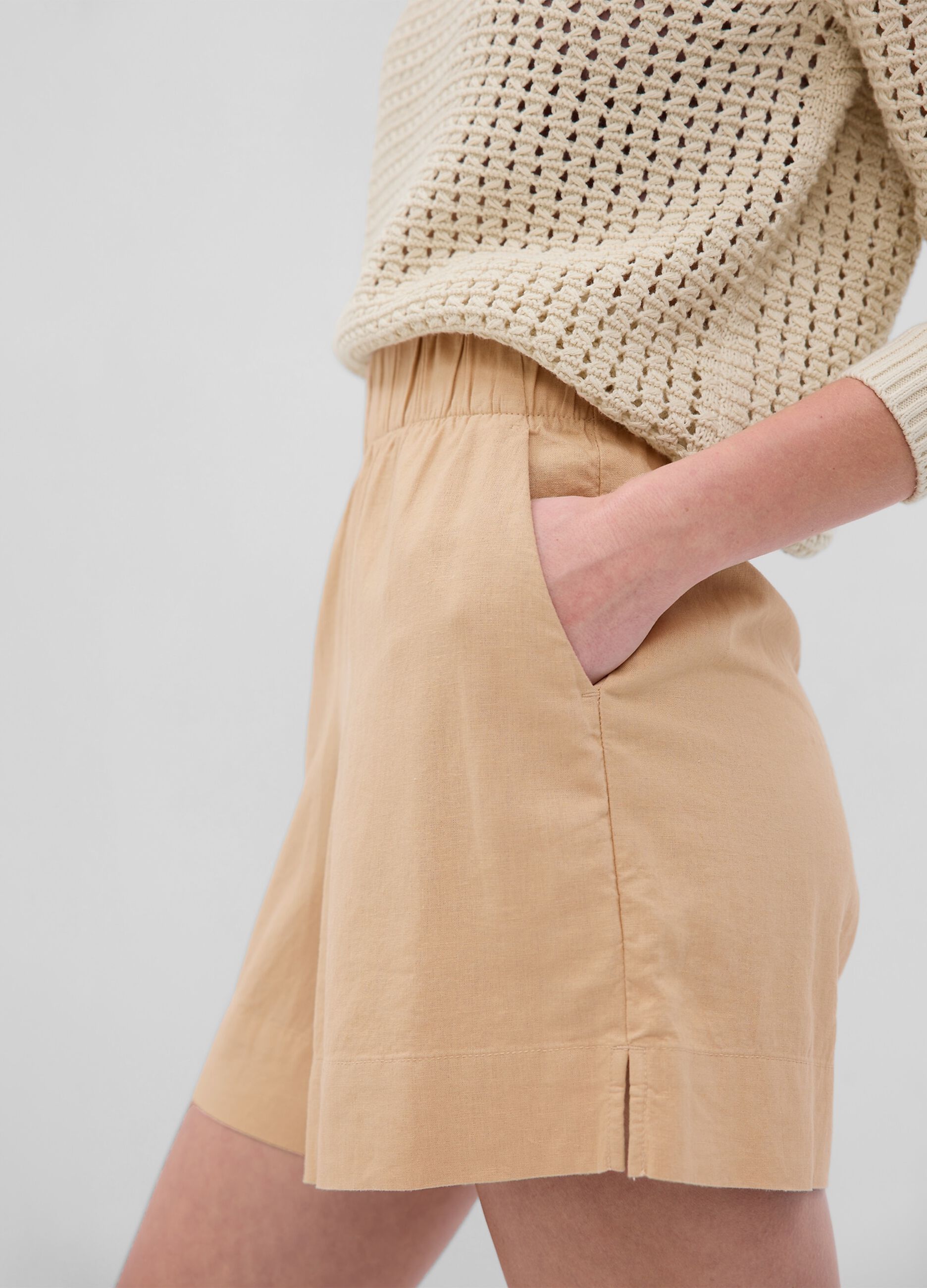 Linen and viscose pull-on shorts