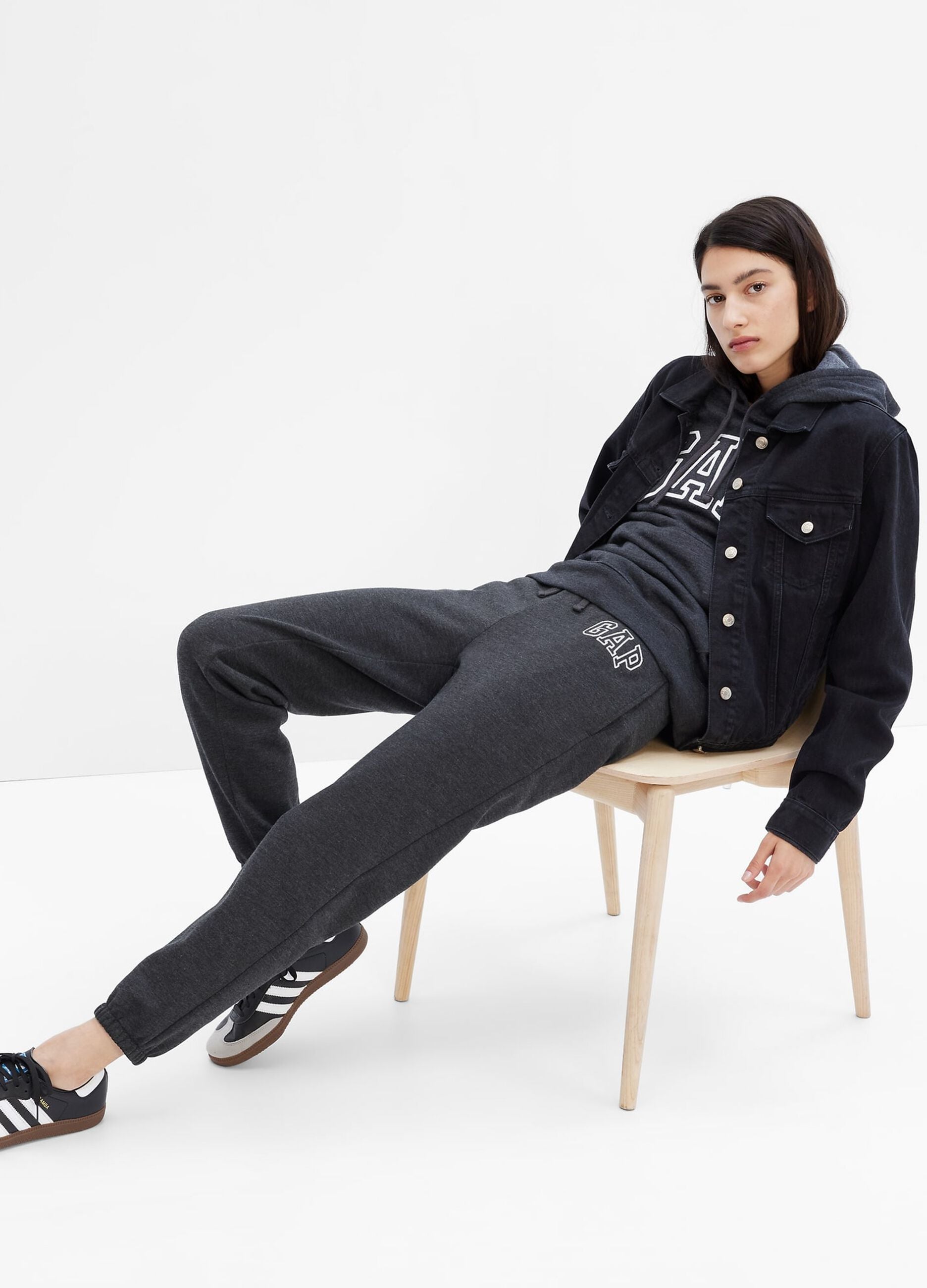 Joggers in cotone con logo GAP