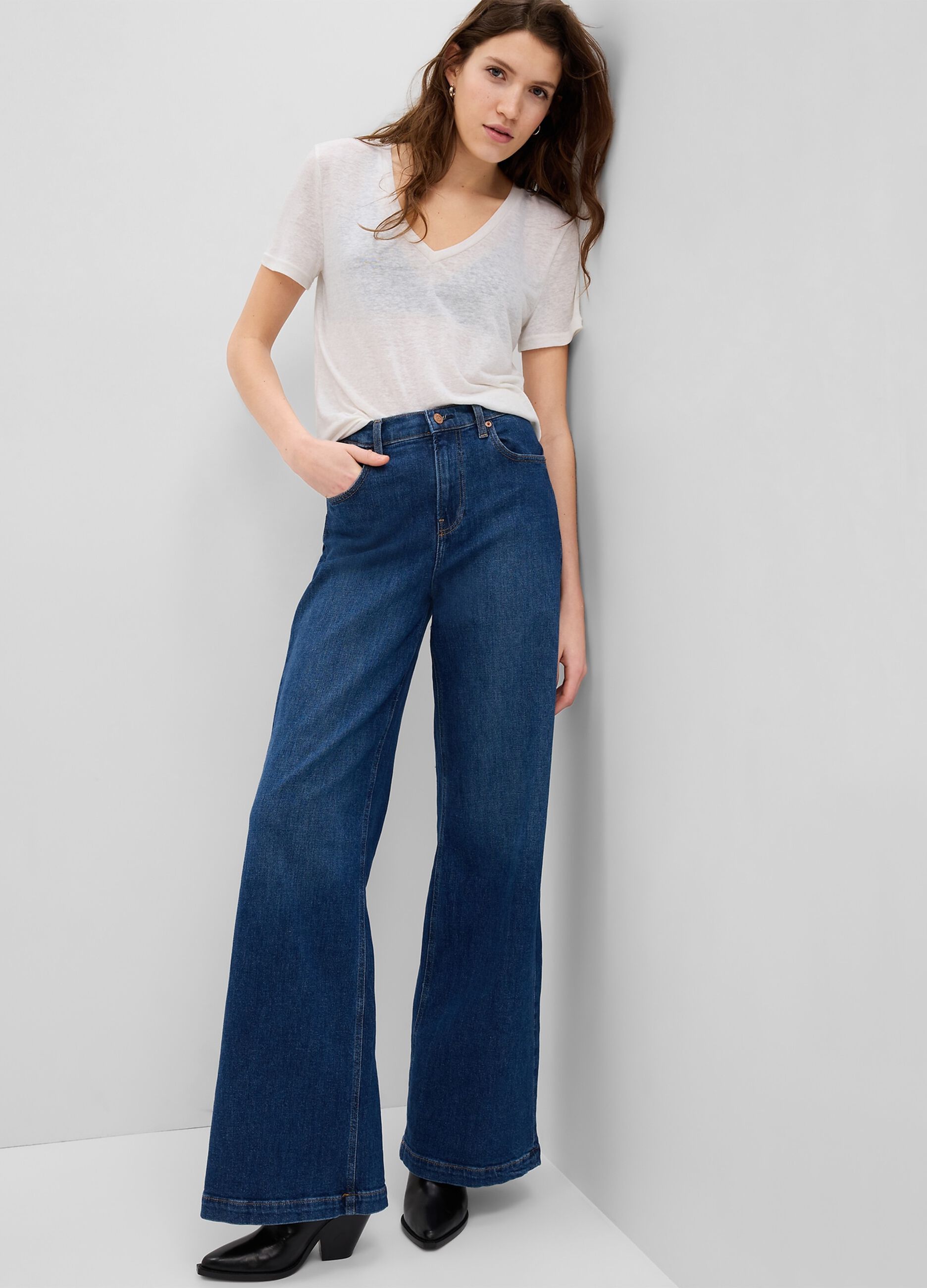 T-shirt con scollo a V