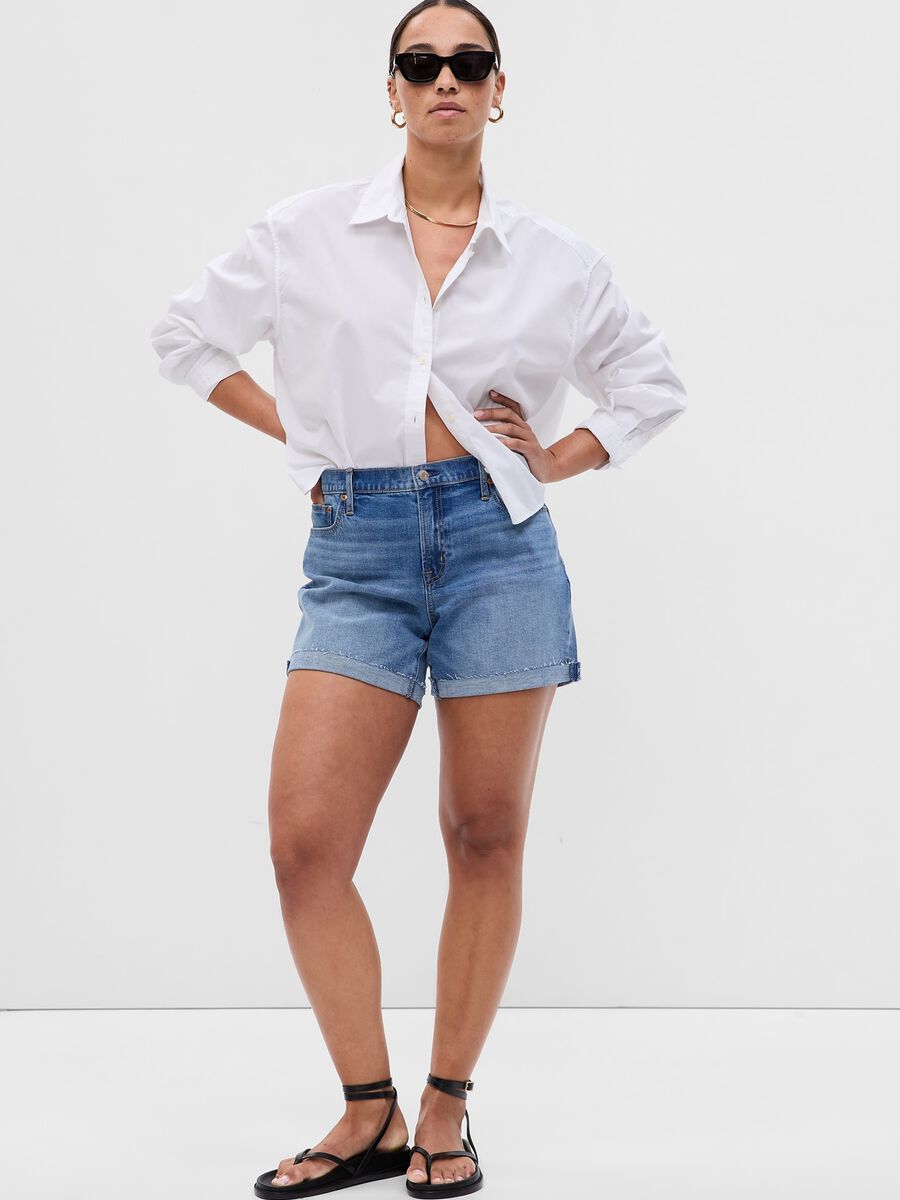 Girlfriend shorts in denim with raw hem Woman_3