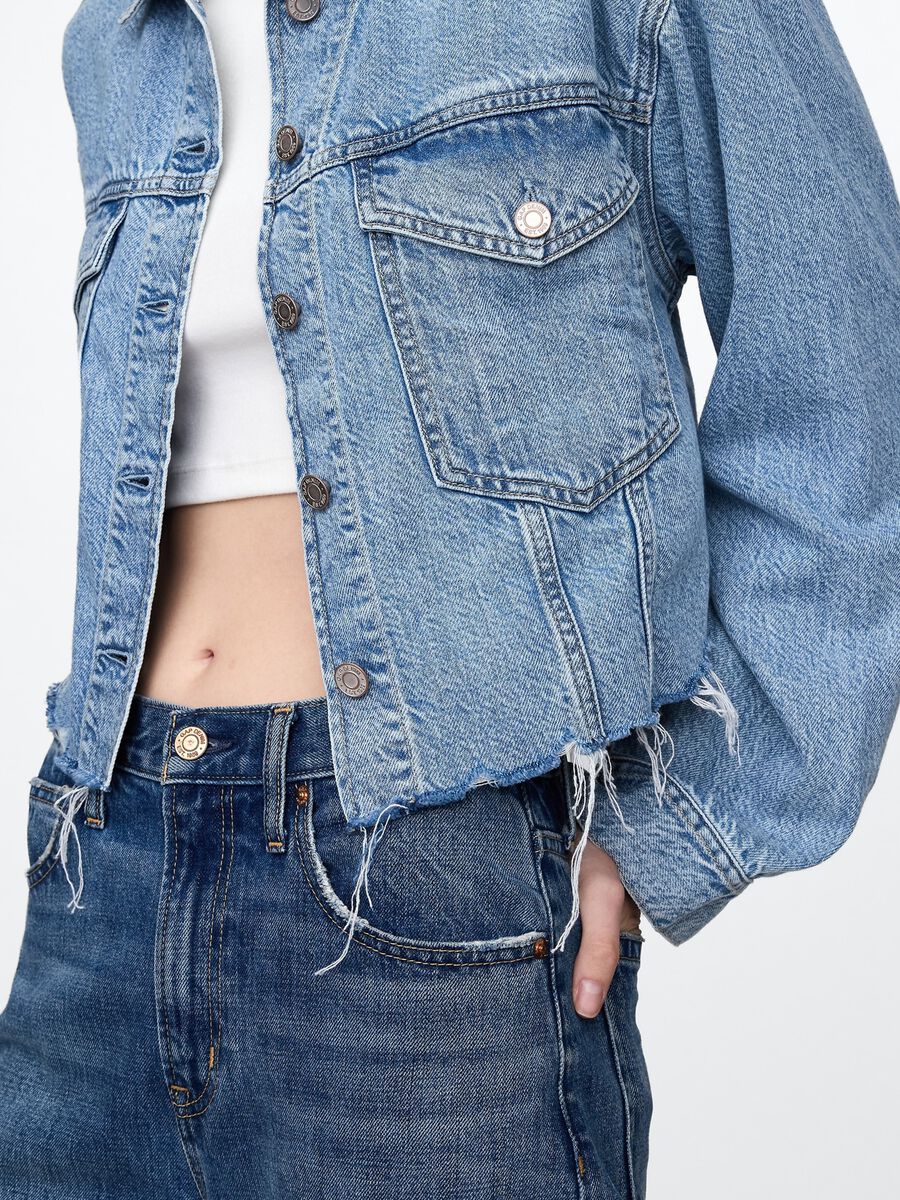 Giacca cropped in denim con bordi sfrangiati Donna_3