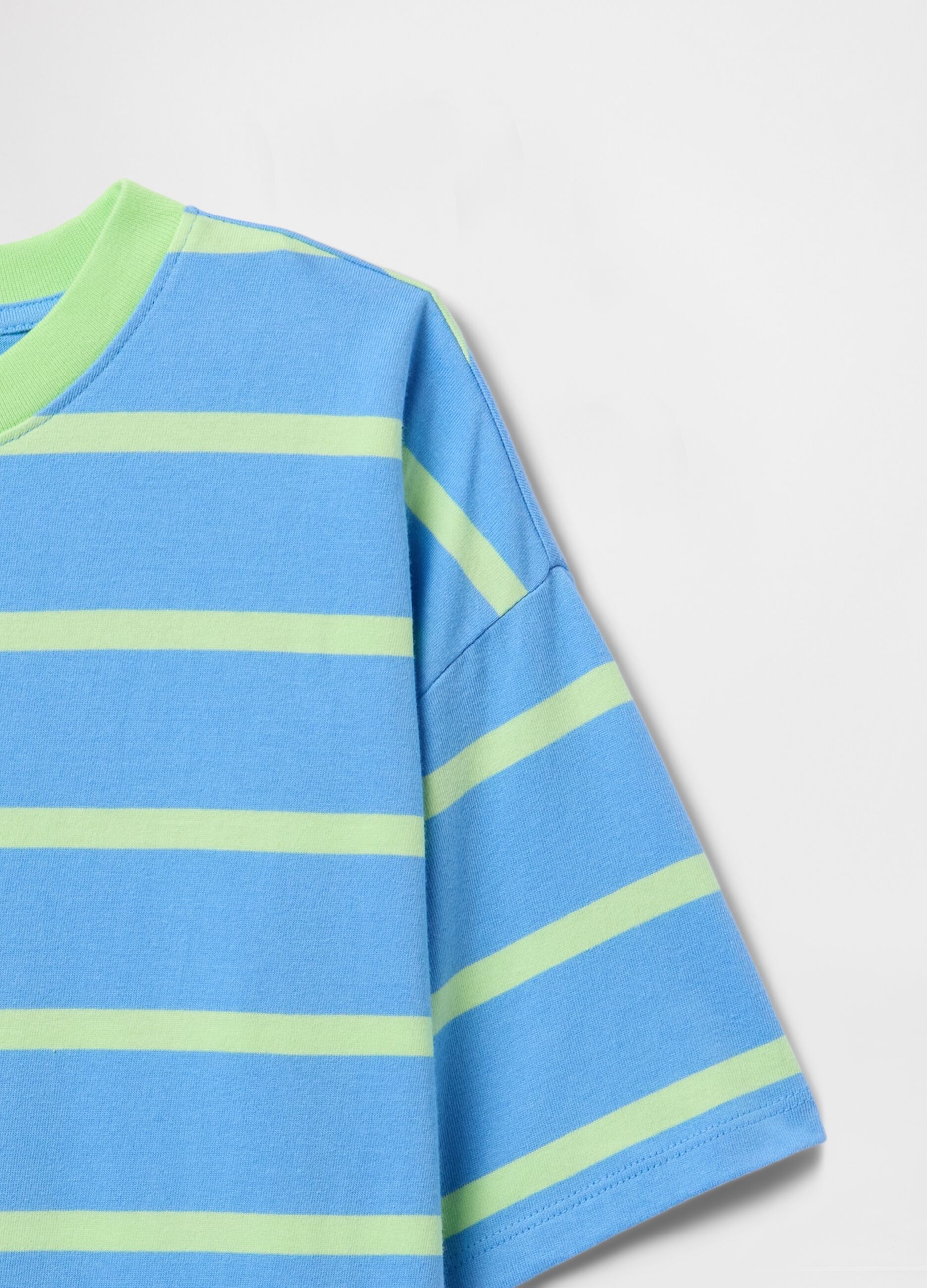 T-shirt oversize a righe azzurre e verdi_1