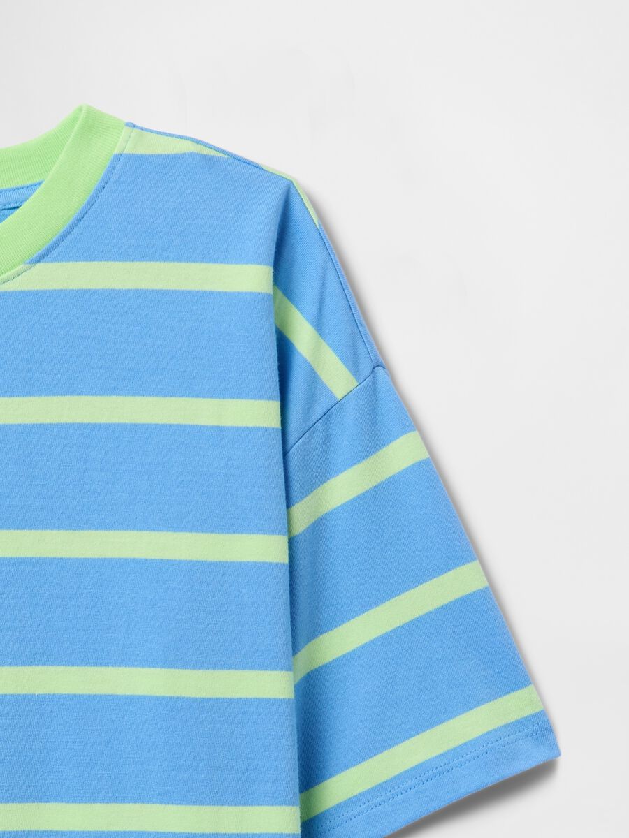T-shirt oversize a righe azzurre e verdi Boy_1