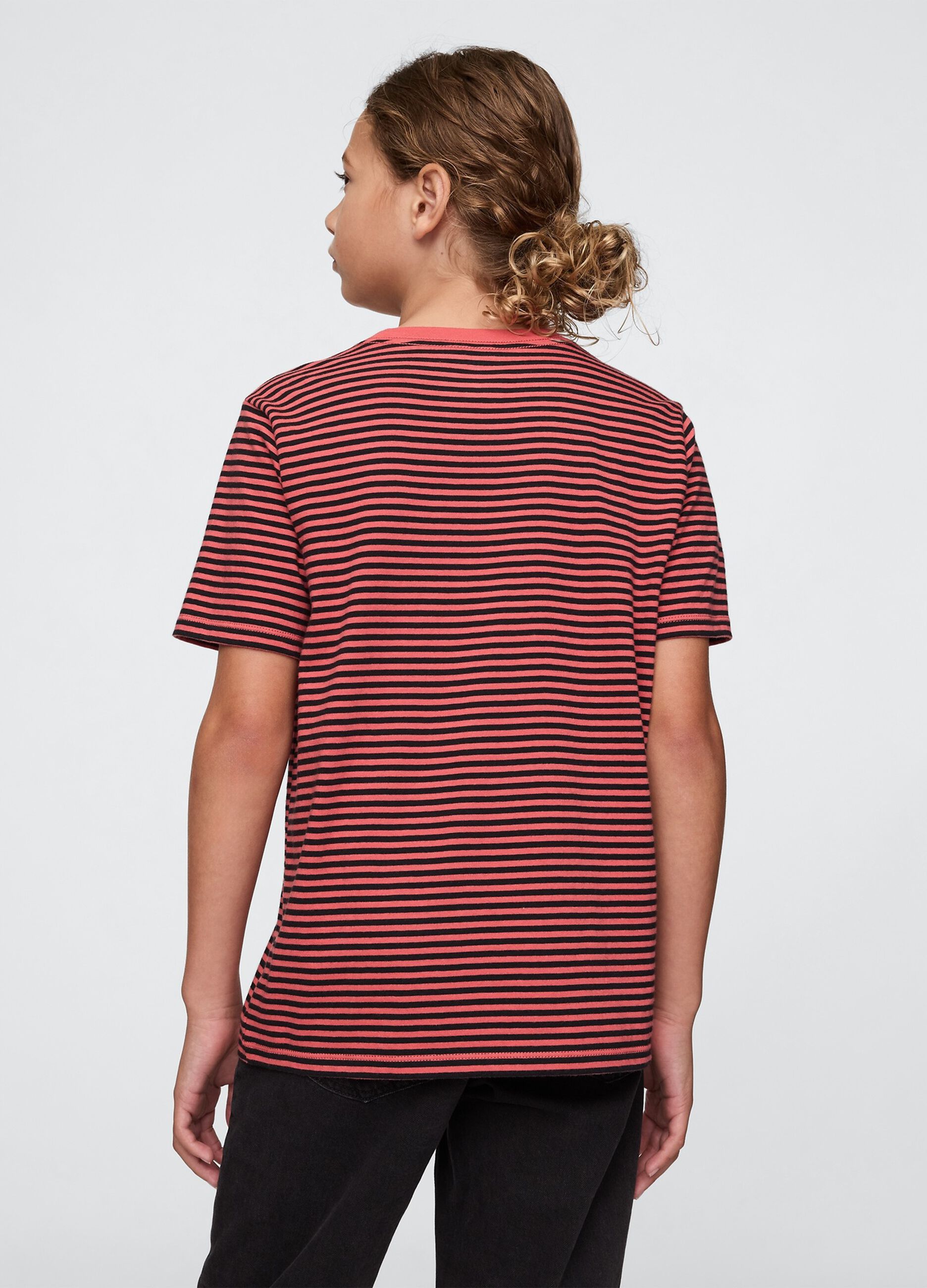 T-shirt a righe rosse e nere con taschino_1