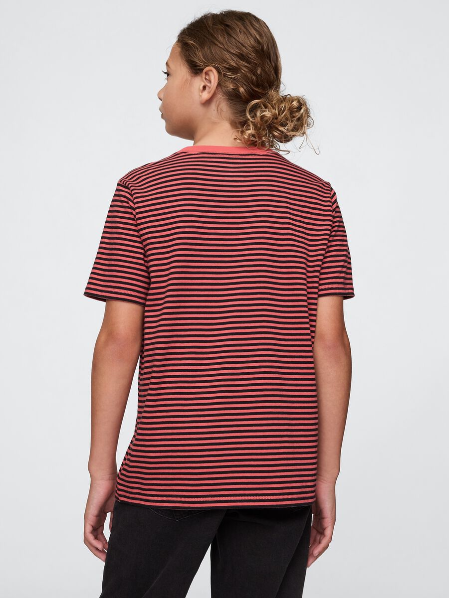 T-shirt a righe rosse e nere con taschino Bambino_1