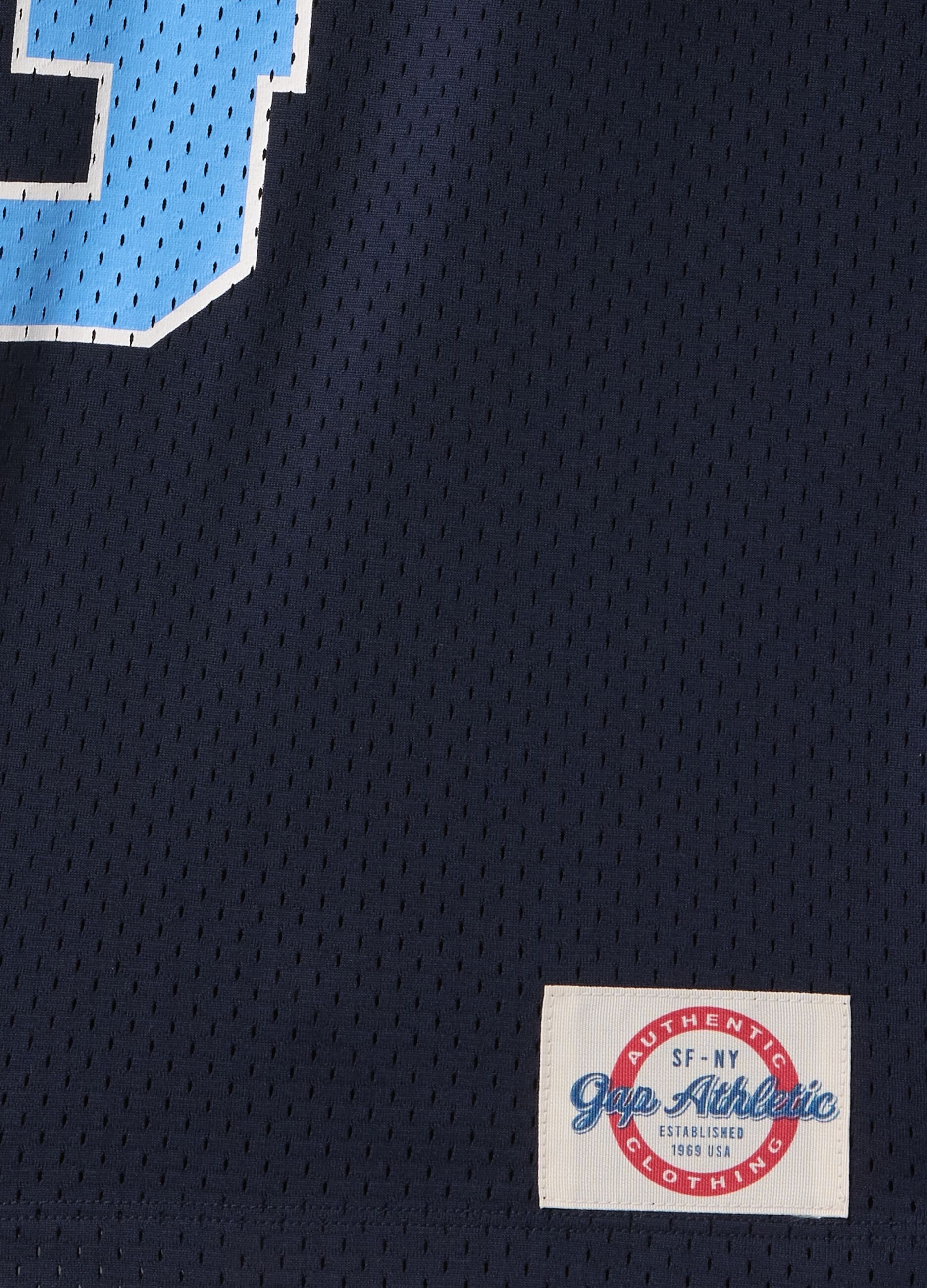 Maglia sportiva blu con logo e dettagli in azzurro_4