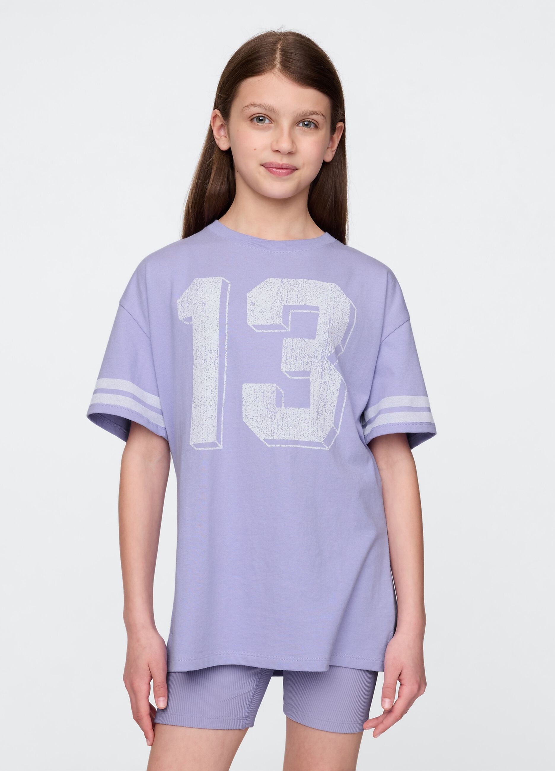 T-shirt viola con design sportivo