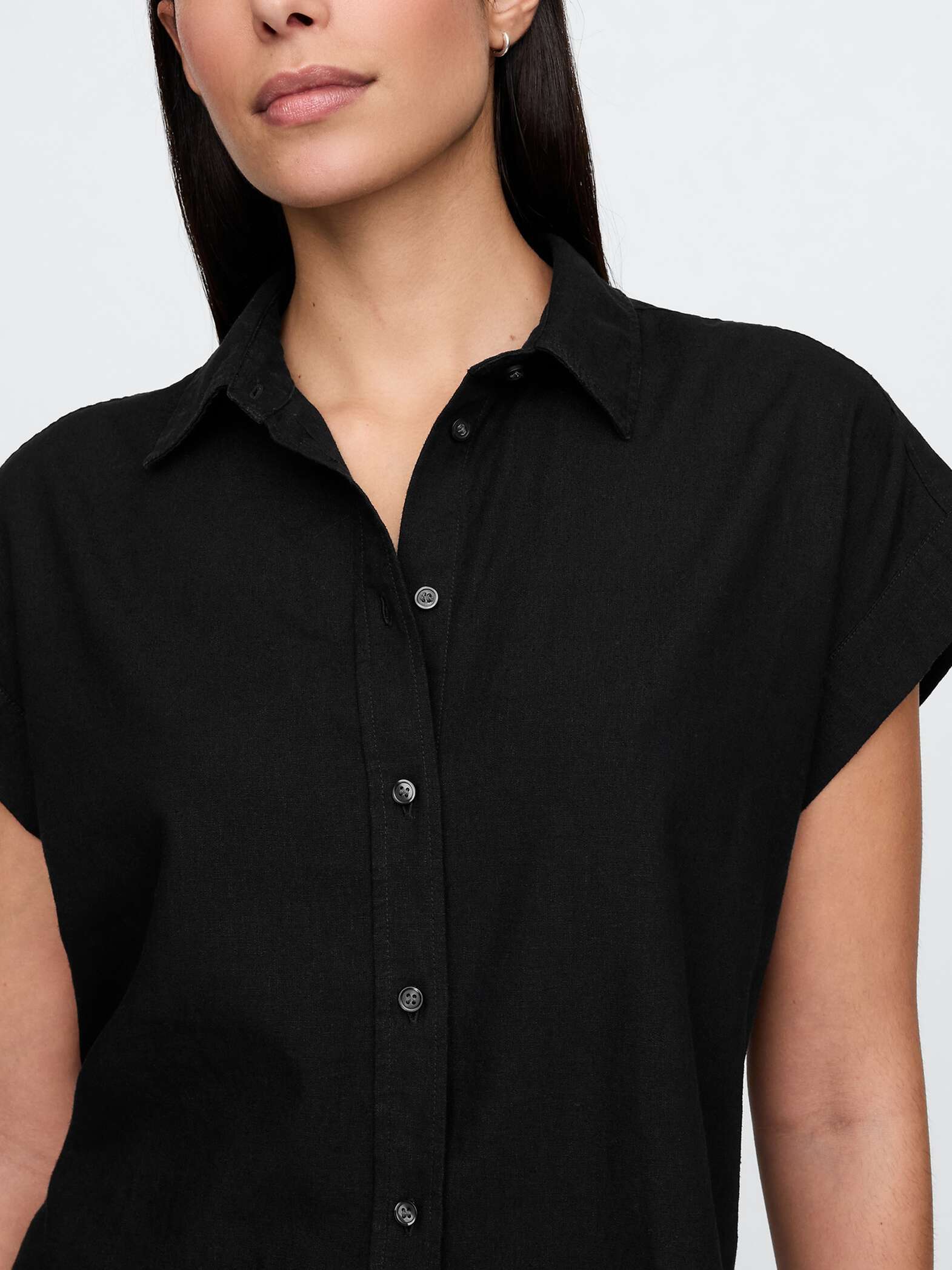 Camicia cropped nera Gap in lino e viscosa_3