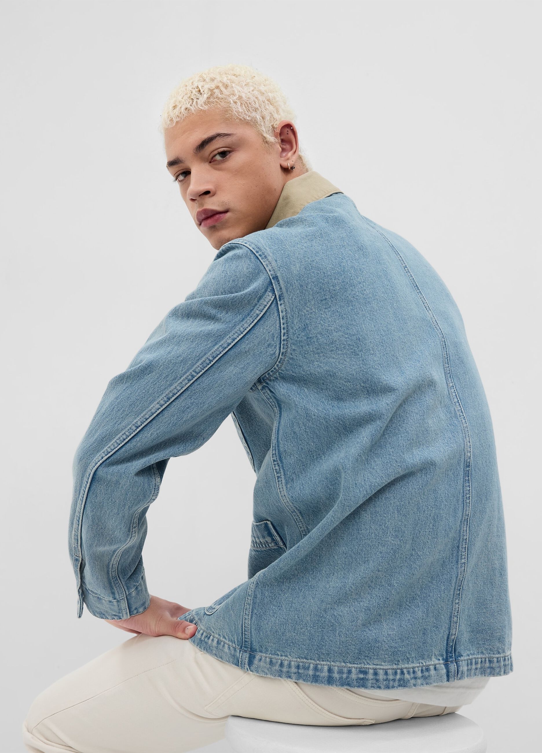 Short jacket in denim with contrasting collar_2