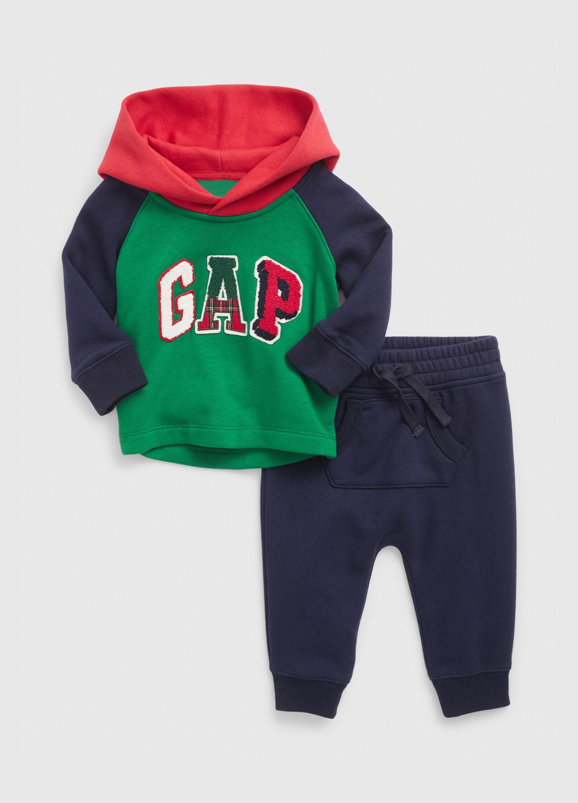 Jogging set with bouclé logo patch