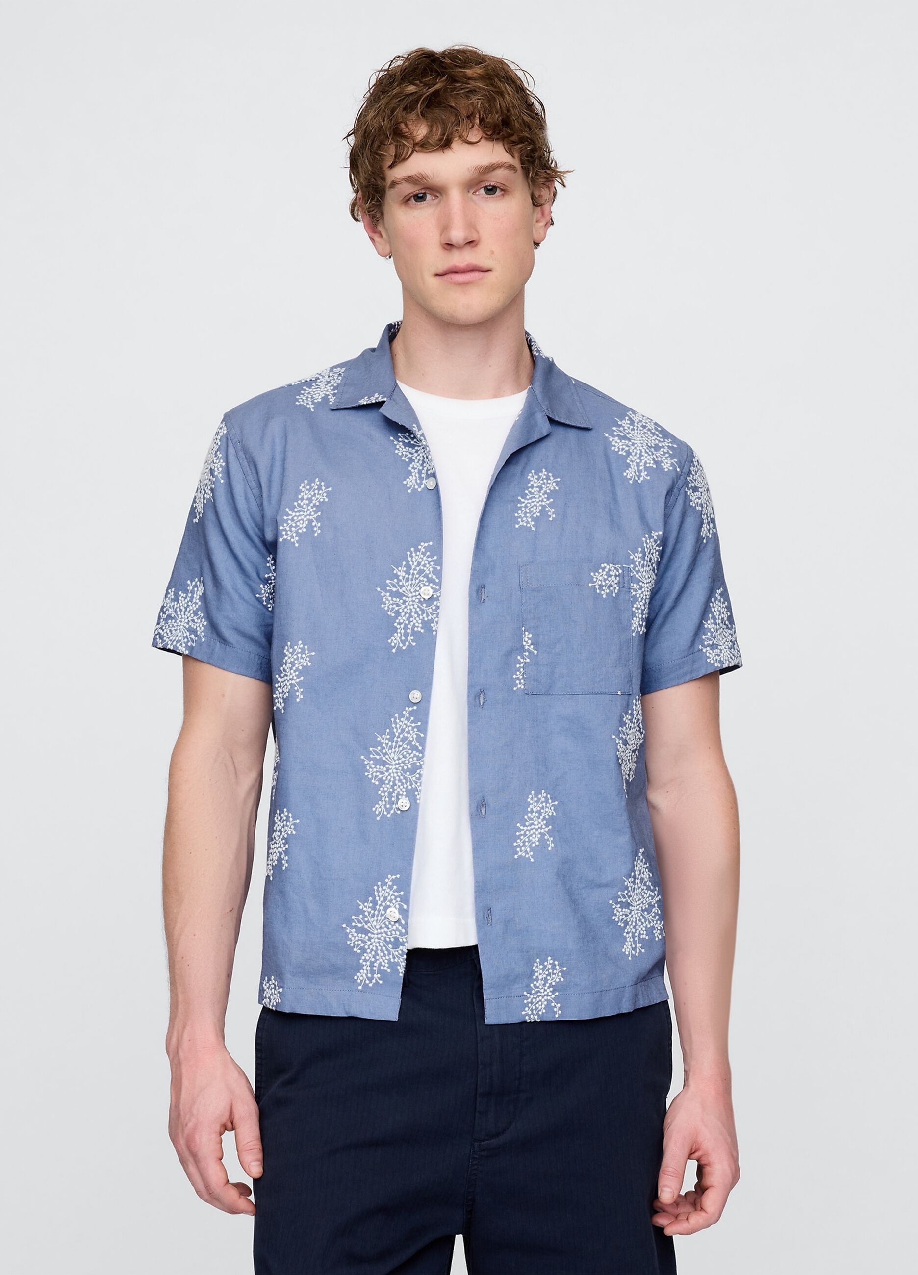 Camicia a maniche corte azzurra con stampa floreale