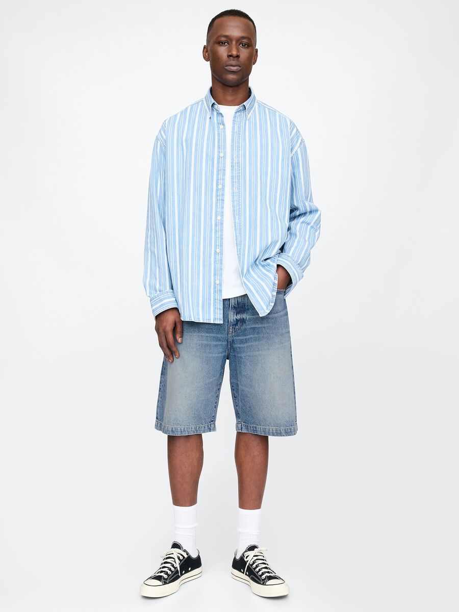 Bermuda in denim con effetto slavato Uomo_0