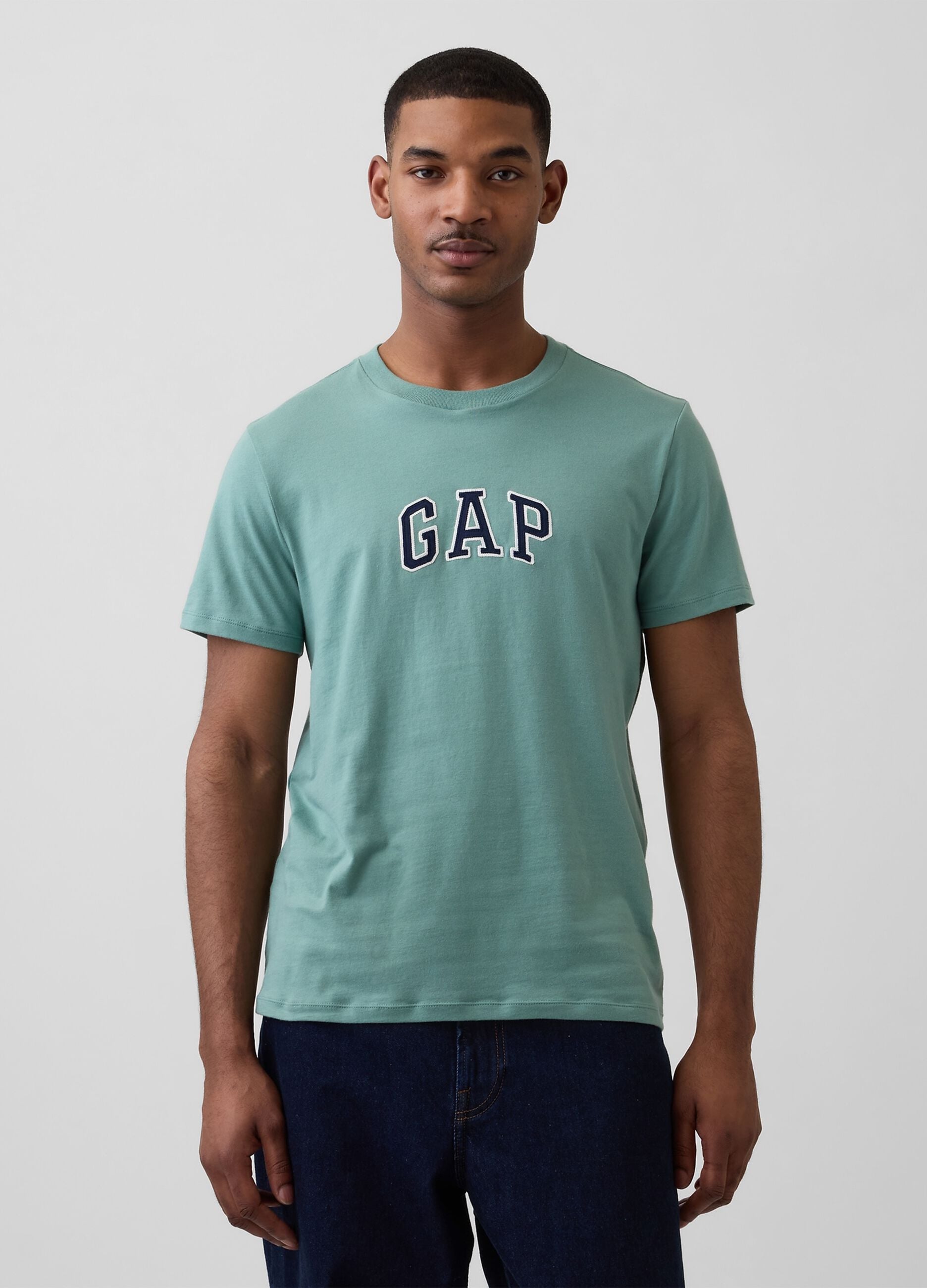 T-shirt in puro cotone con logo GAP a maniche corte