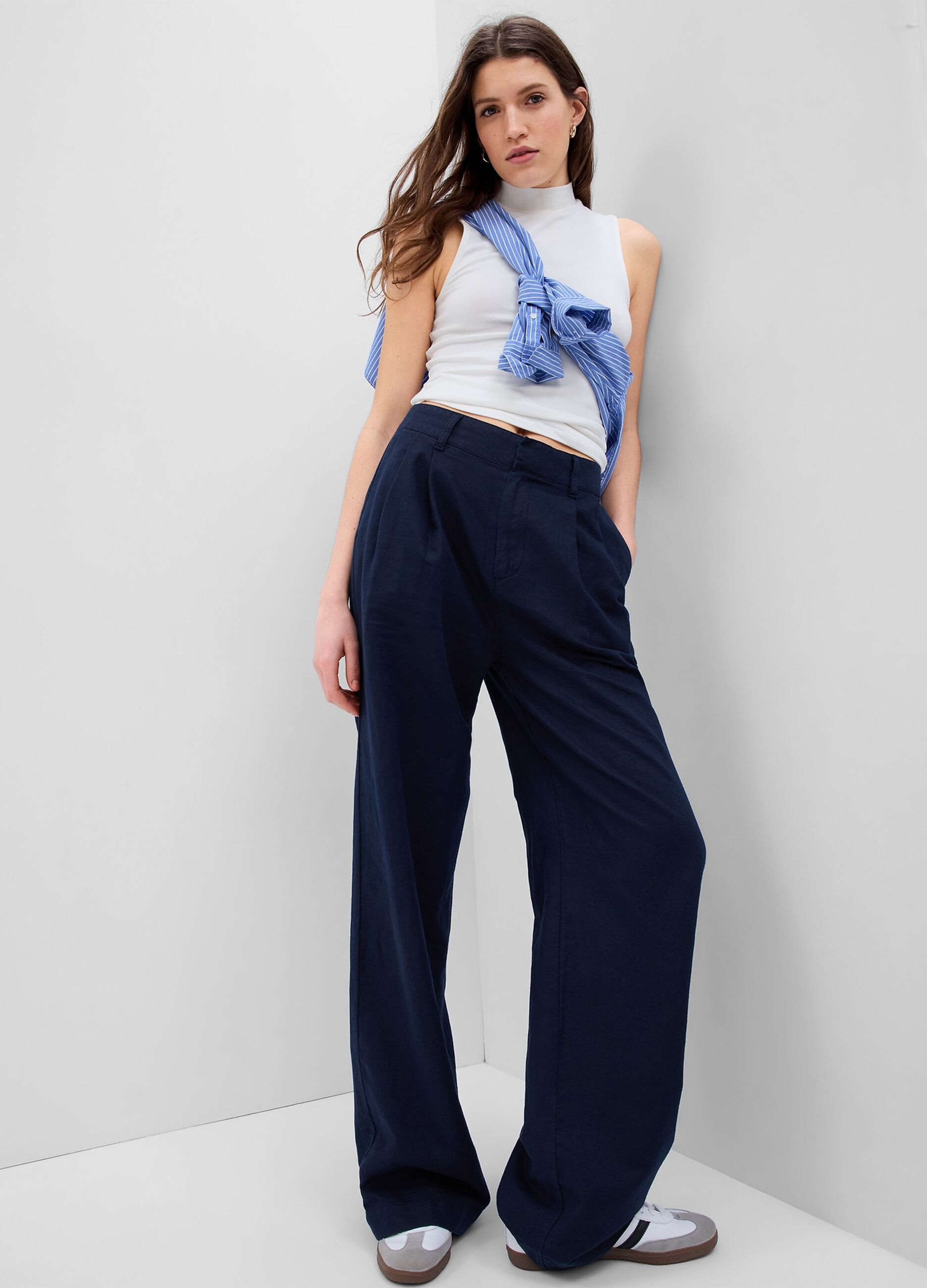 Wide-leg trousers with darts