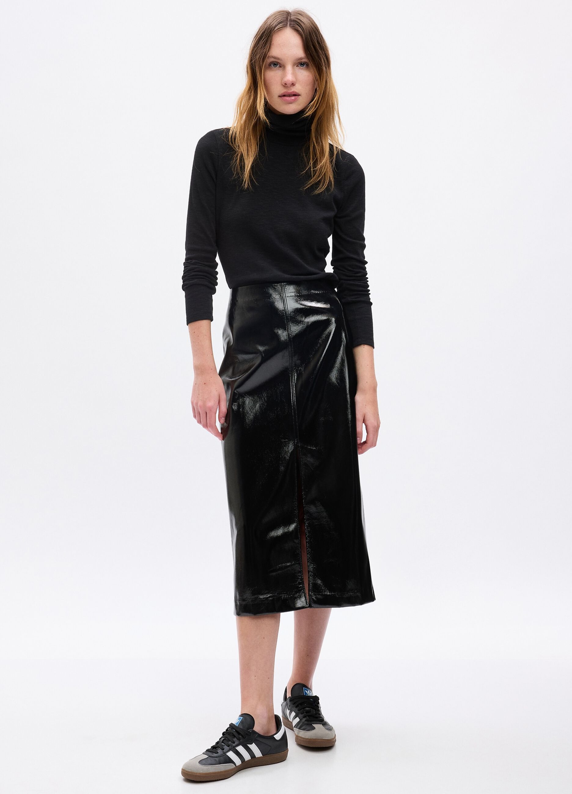 T-shirt a costine sottili con collo alto