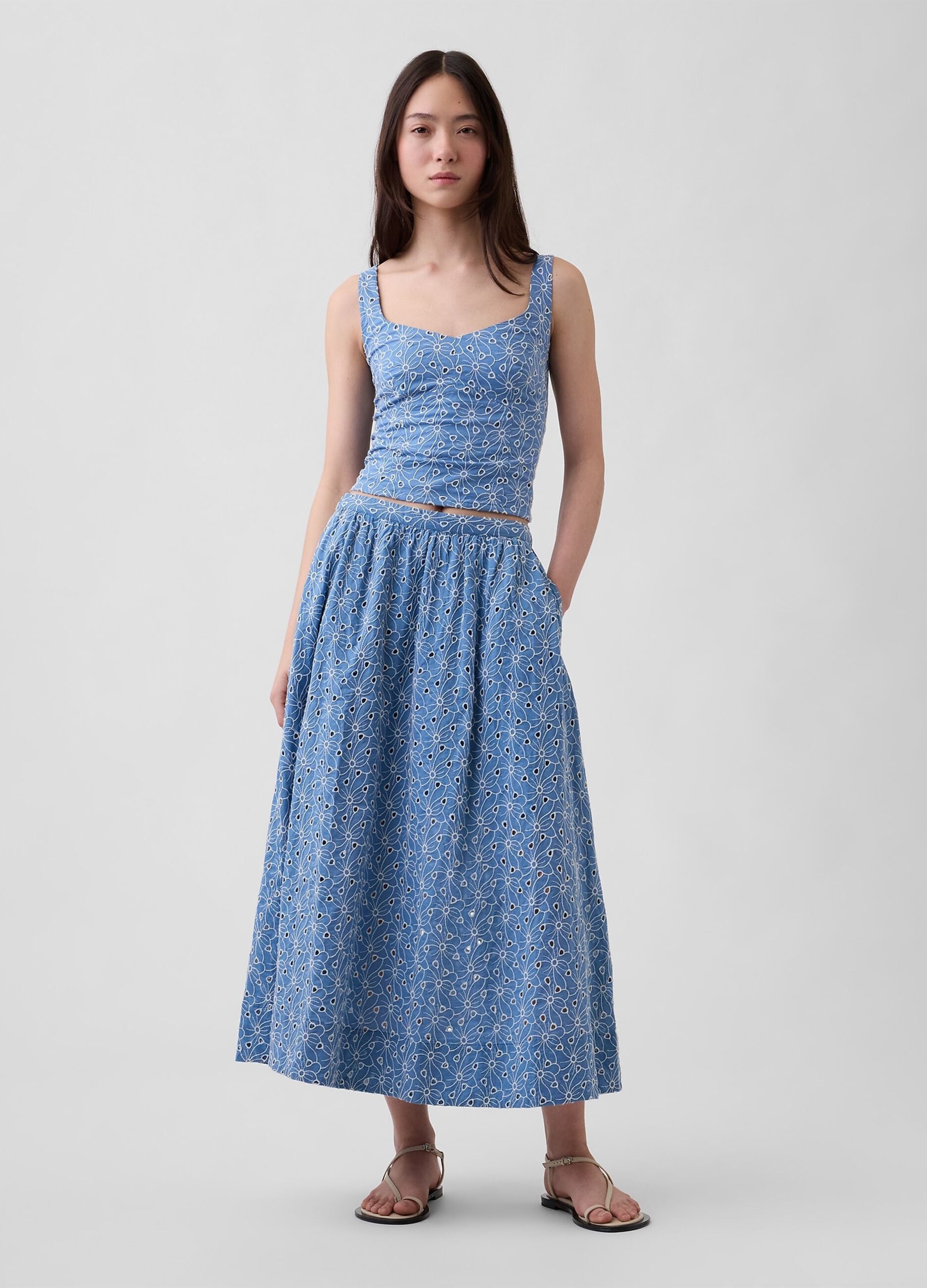 Top in puro cotone con ricamo floreale traforato