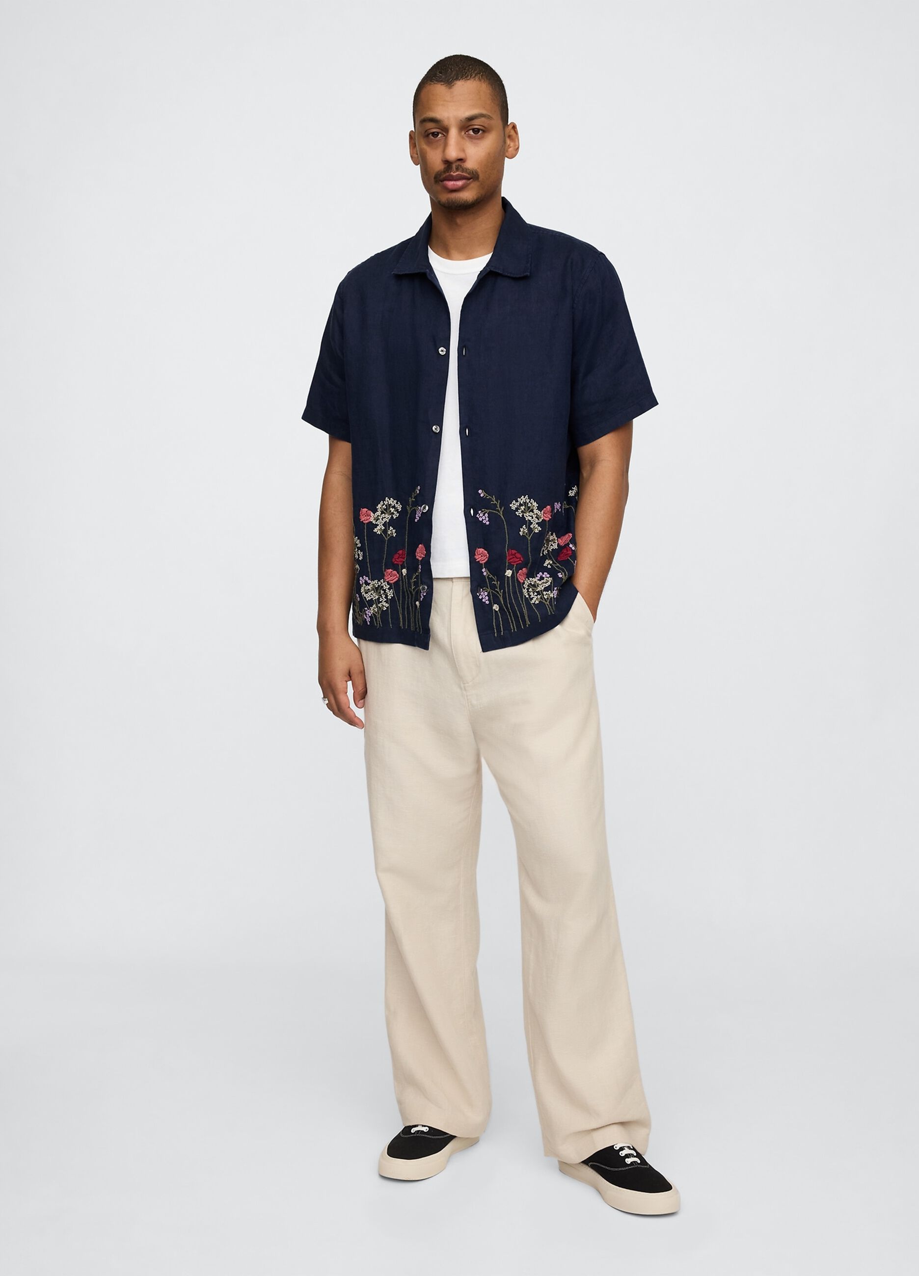 Camicia blu con ricami floreali_1