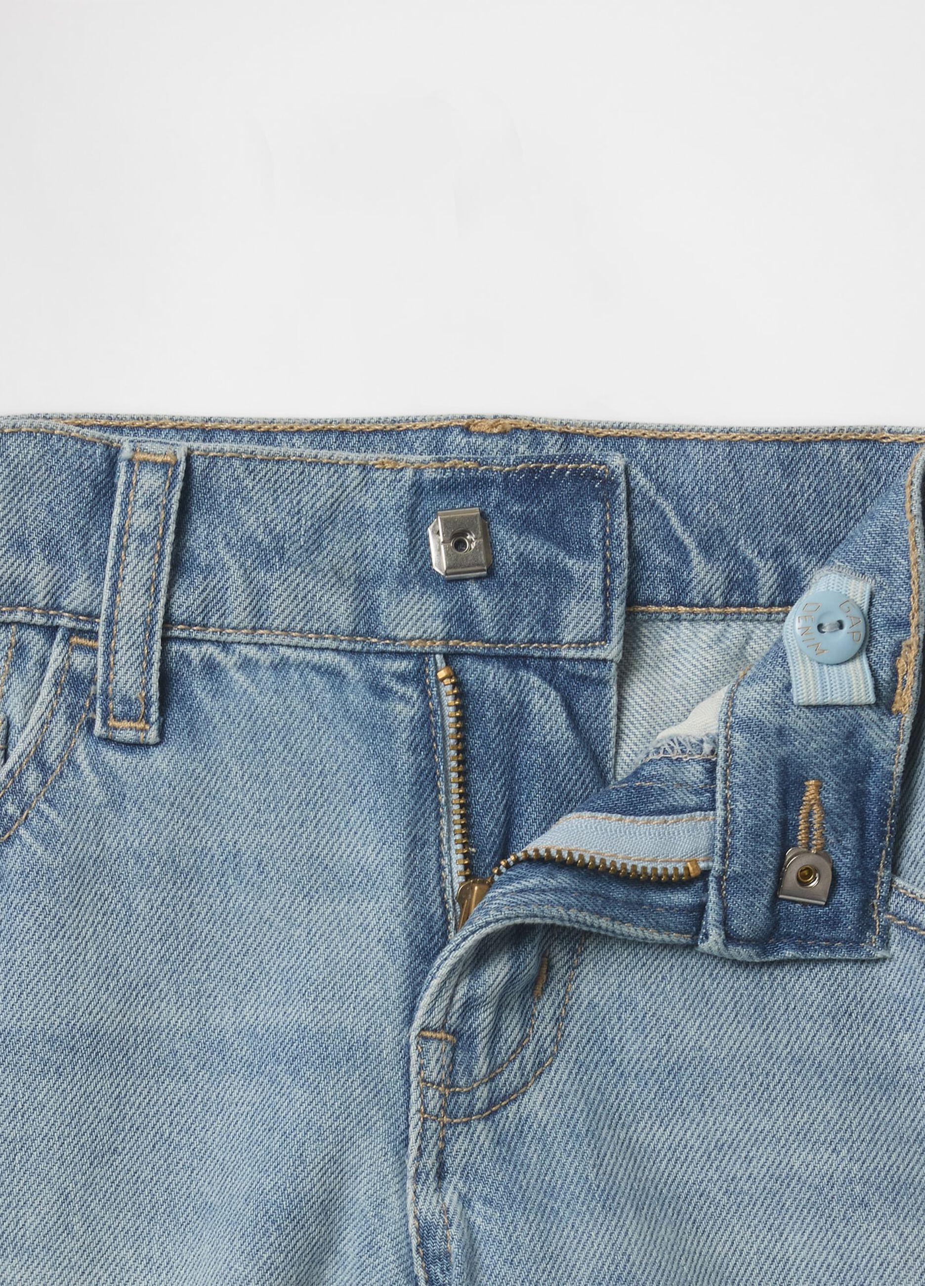 Shorts in denim chiaro con applicazione a farfalla_4