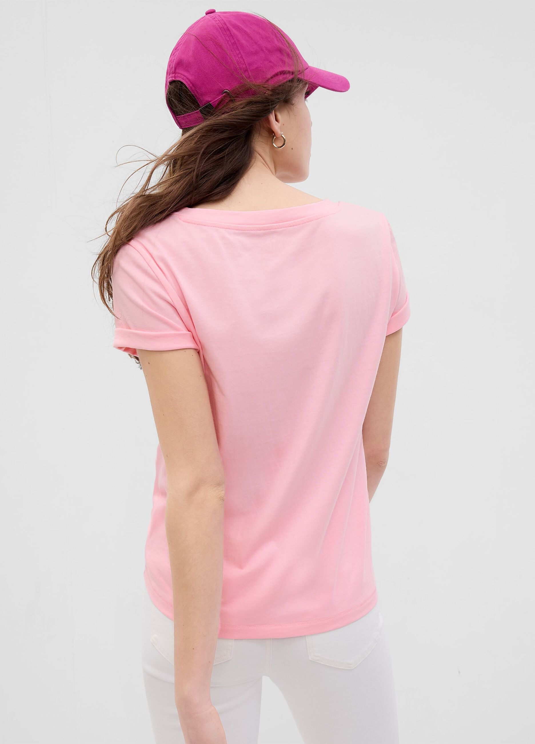 T-shirt in cotone bio con scollo a V_1