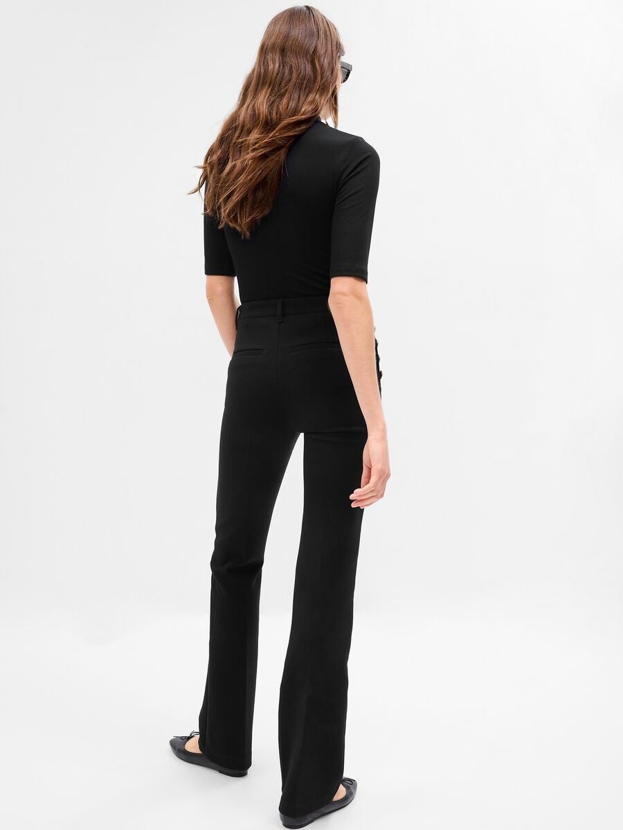 Pantaloni flare fit con bottoni dorati Donna_1