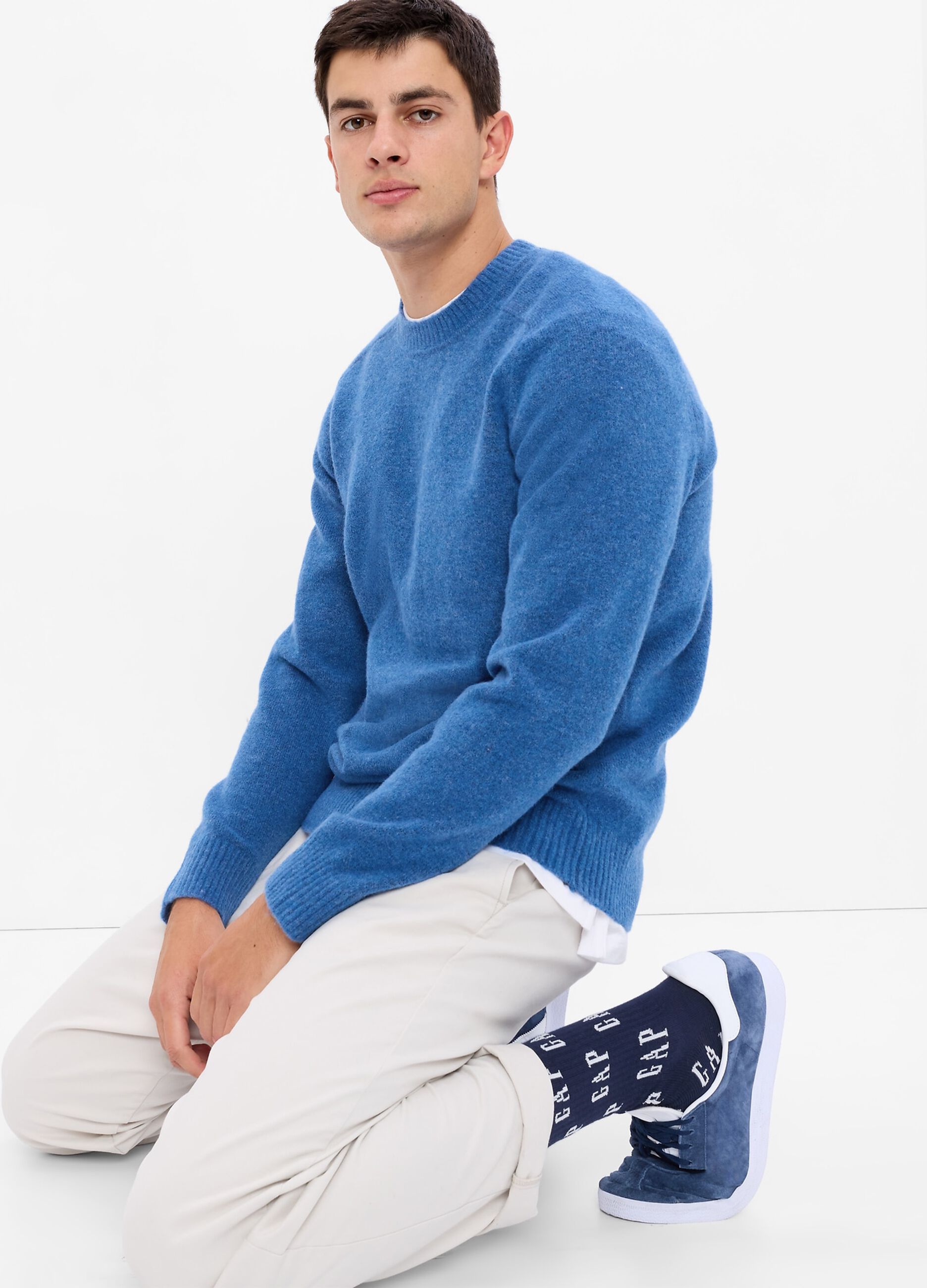 Round neck pullover with raglan sleeves.