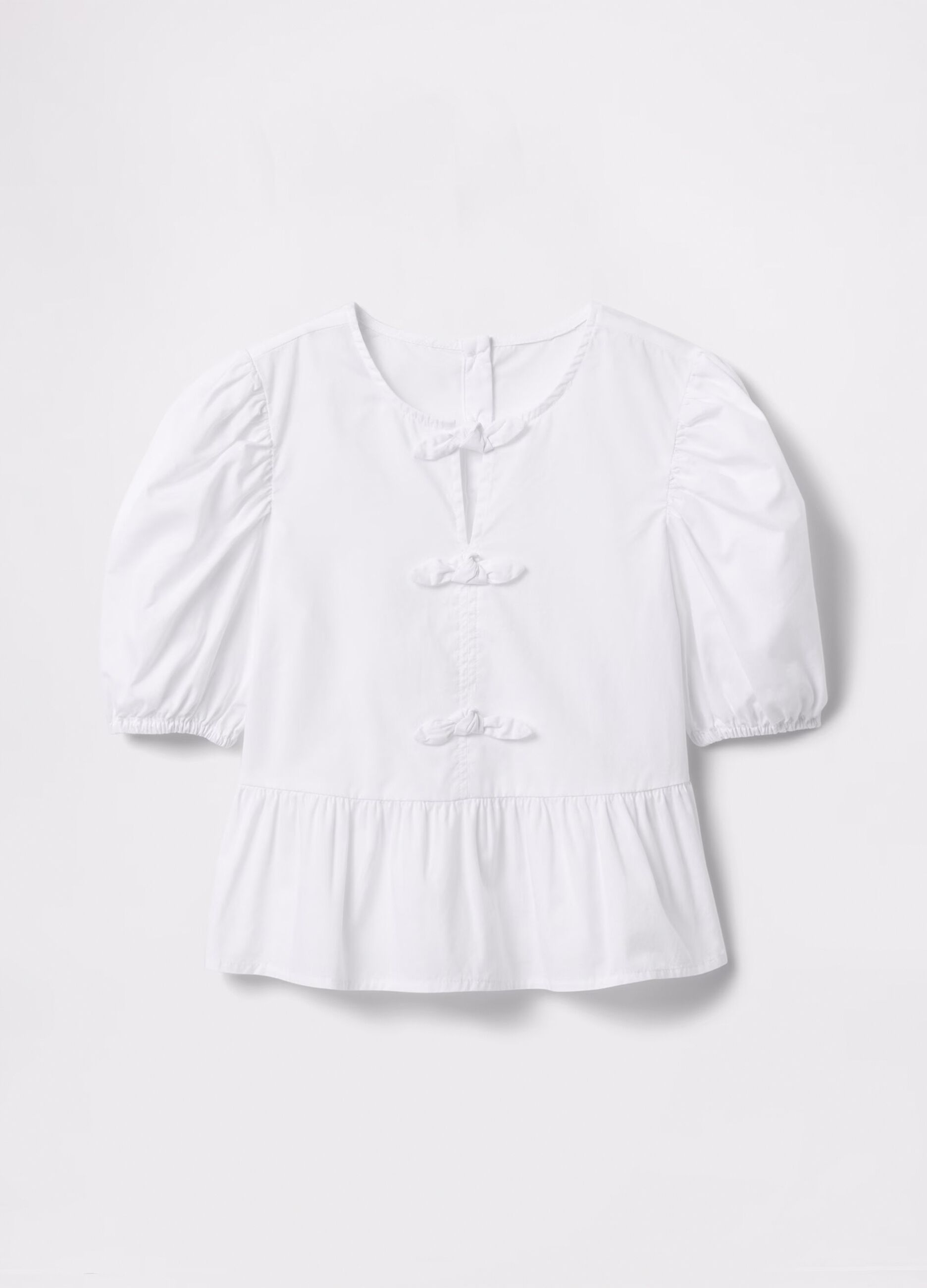 Camicia bianca in cotone con fiocchetti_3