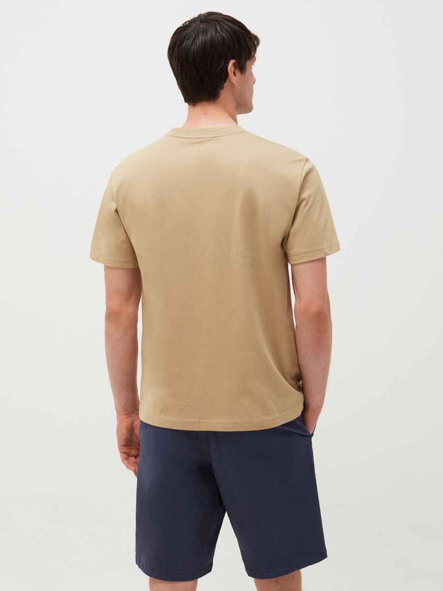 T-shirt con stampa logo Uomo_2
