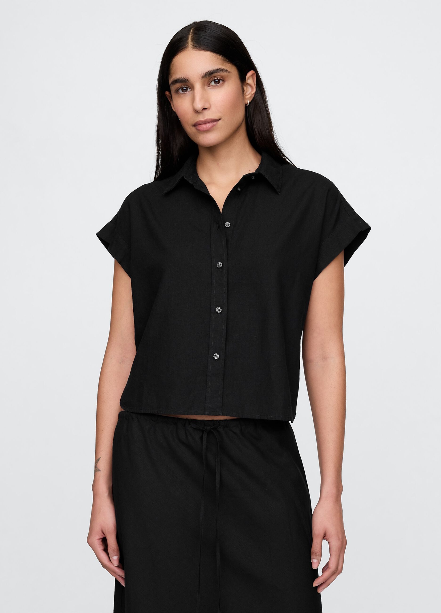 Camicia cropped nera Gap in lino e viscosa