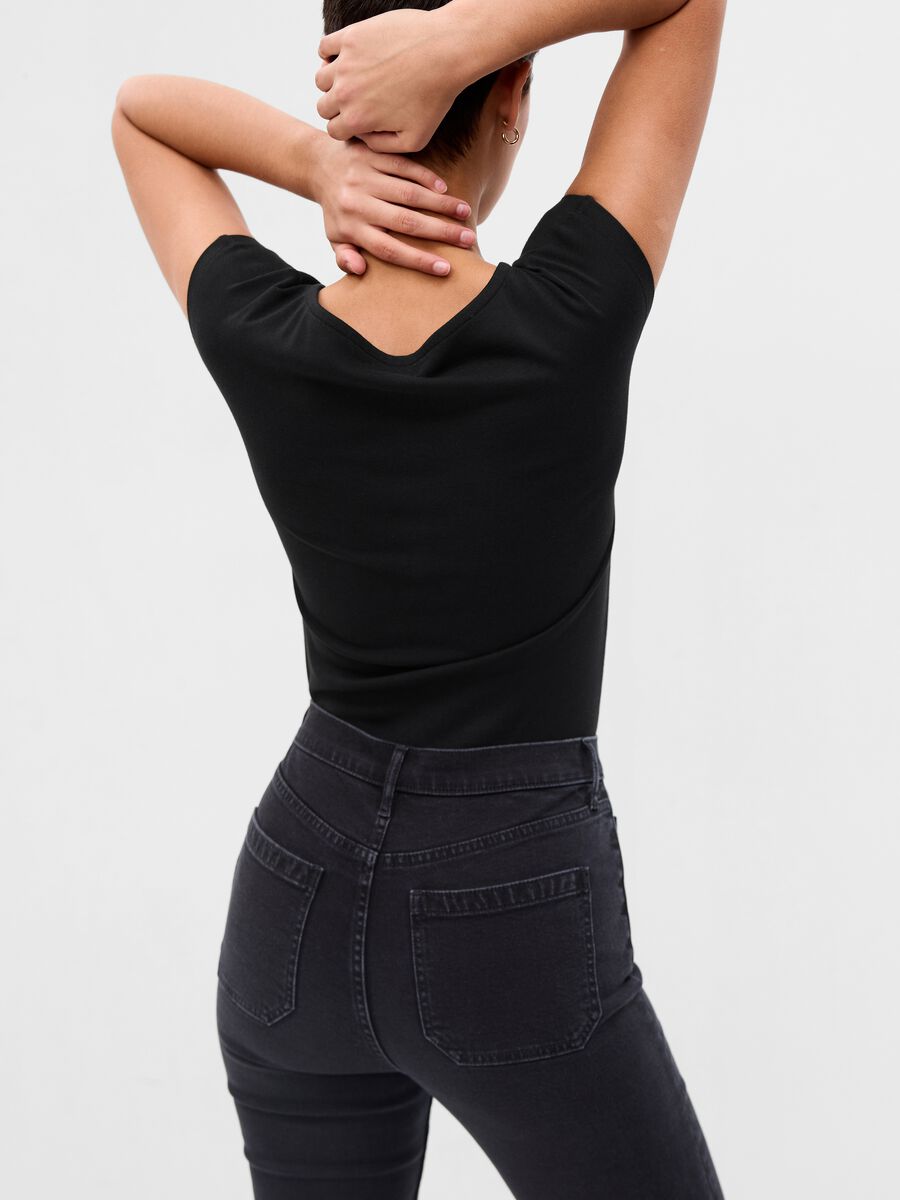 T-shirt con scollo a barchetta Donna_1