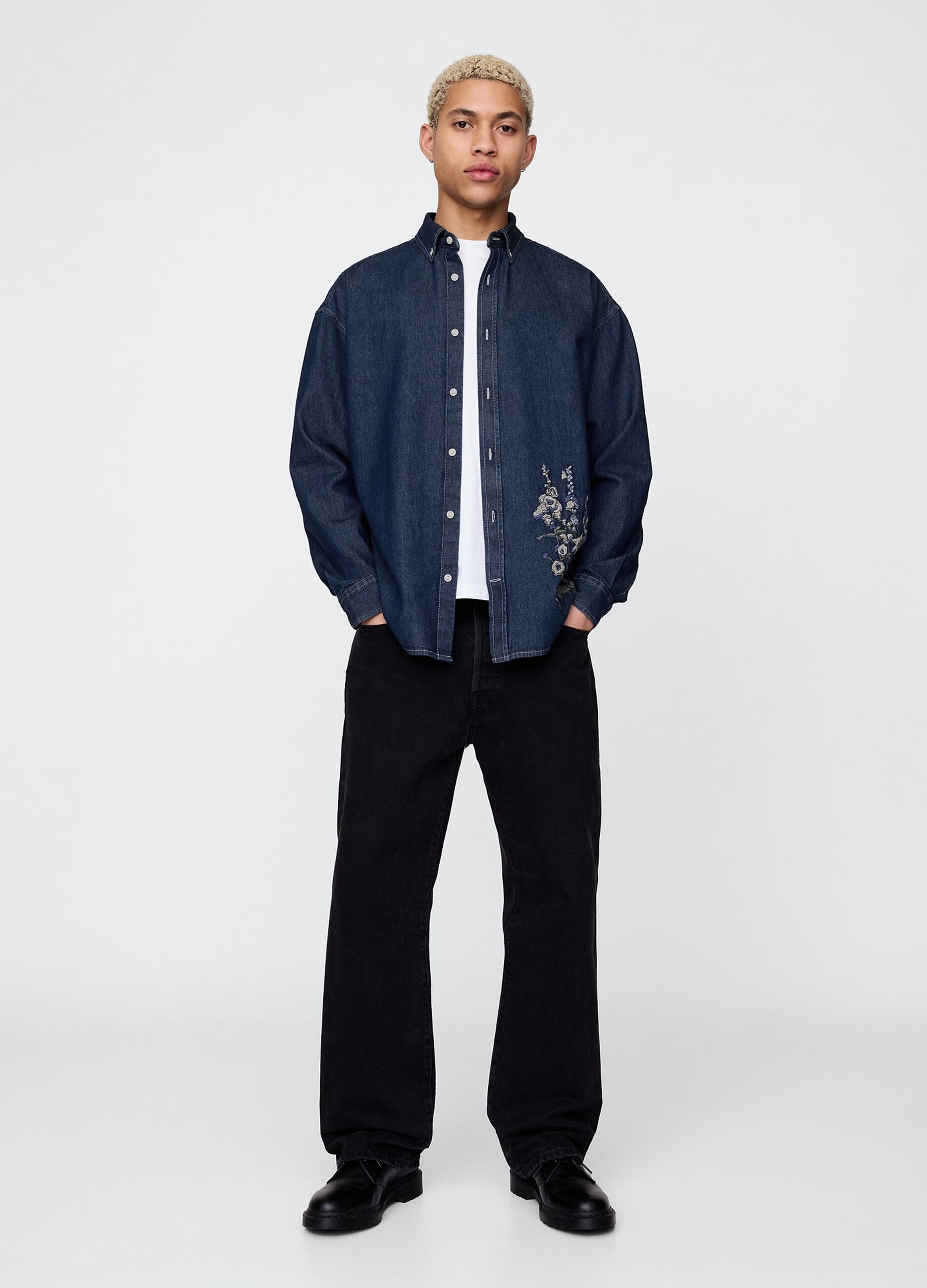 Camicia in denim ricamata con fiori_1