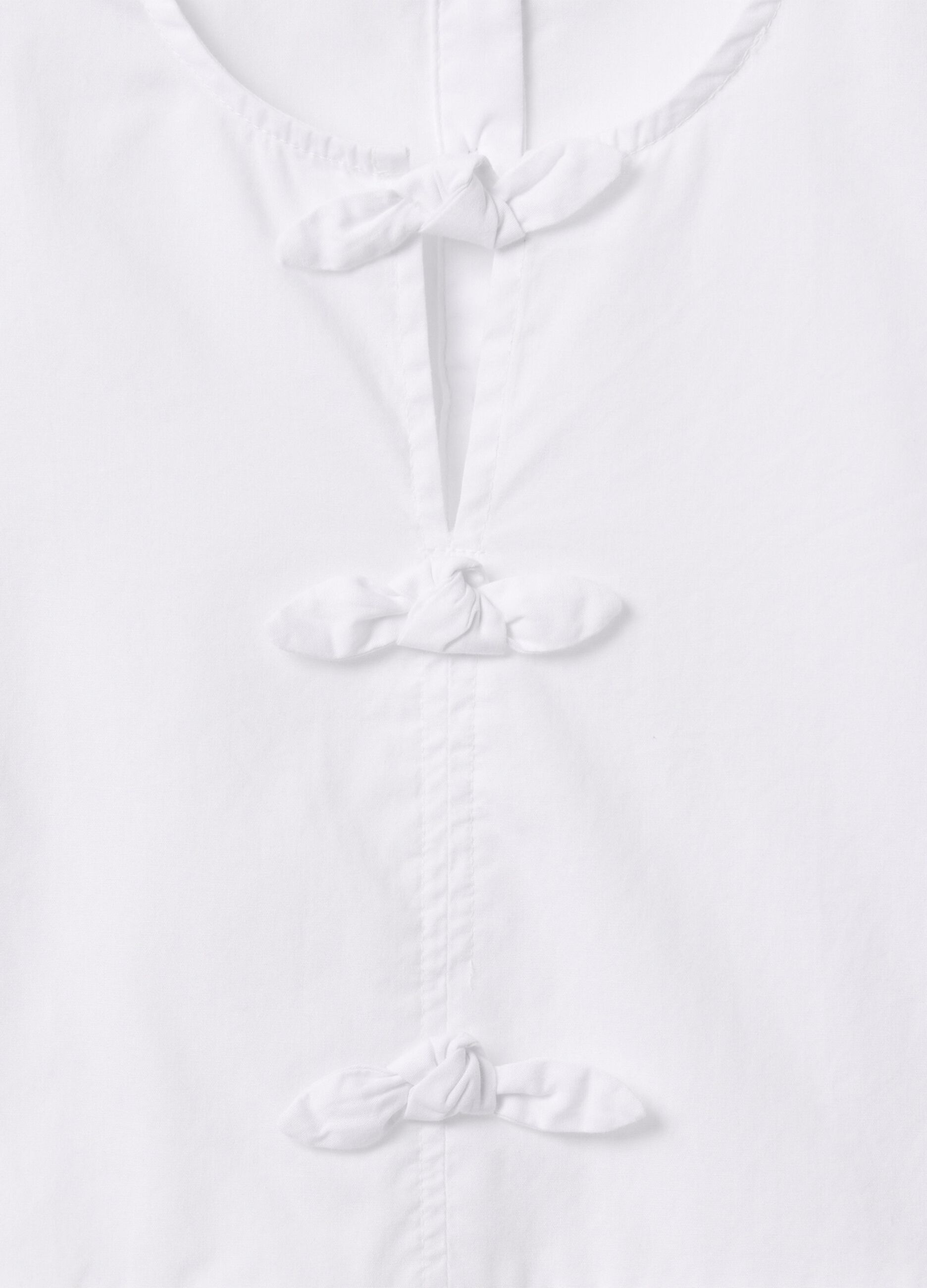 Camicia bianca in cotone con fiocchetti_4