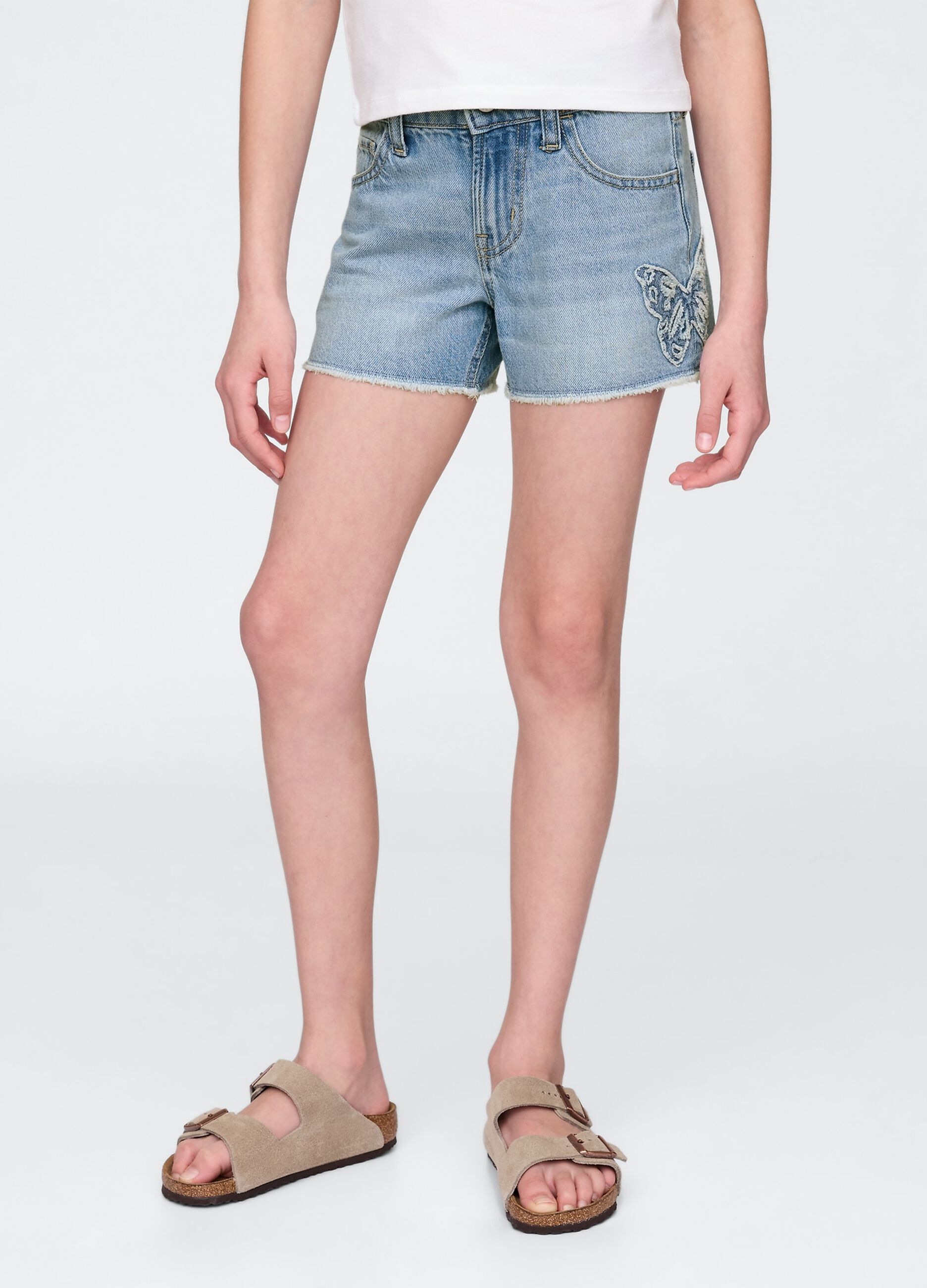 Shorts in denim chiaro con applicazione a farfalla_1