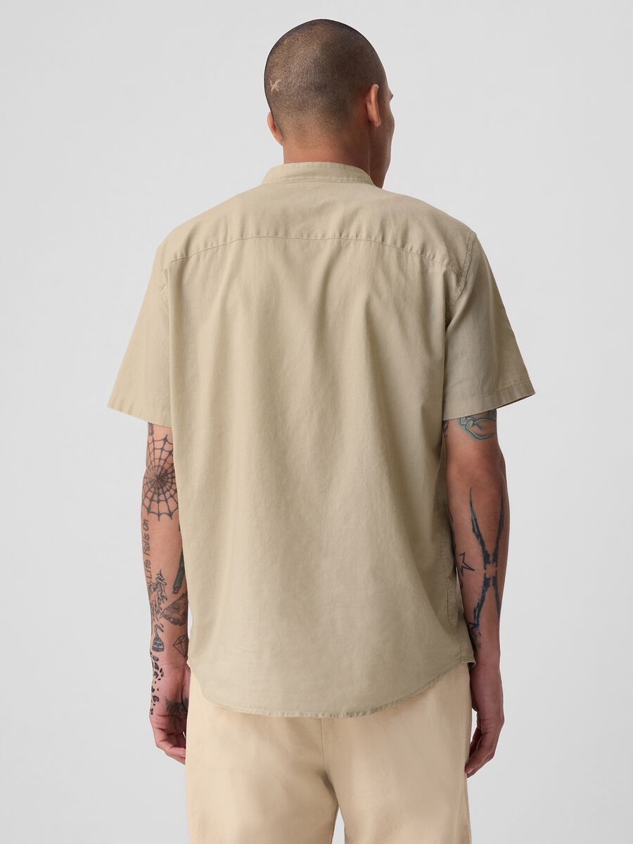 Camicia a maniche corte collo alla coreana Uomo_2