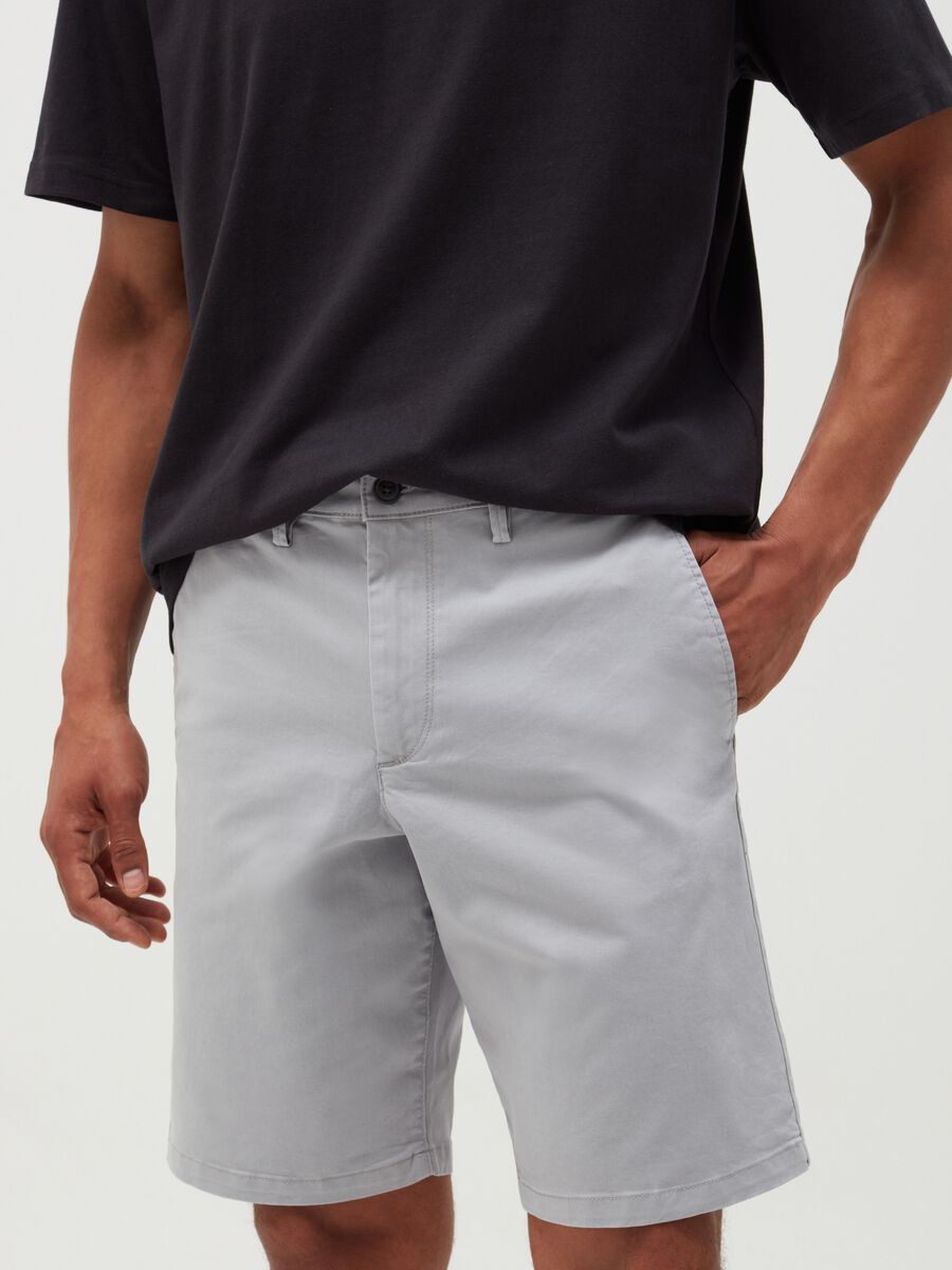 Bermuda chino in cotone e Lyocell Uomo_1