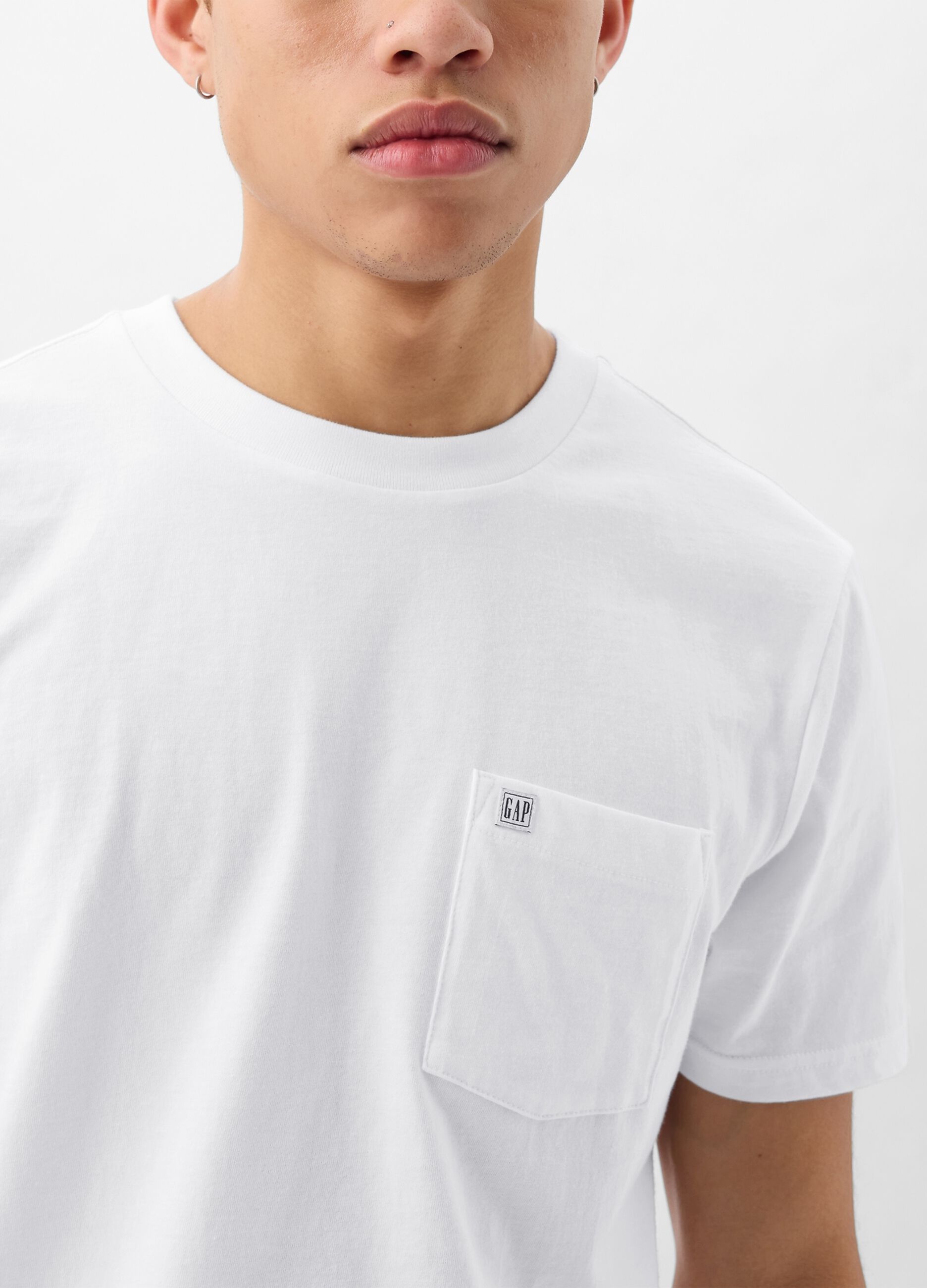T-shirt in cotone con tasca e patch logo_2